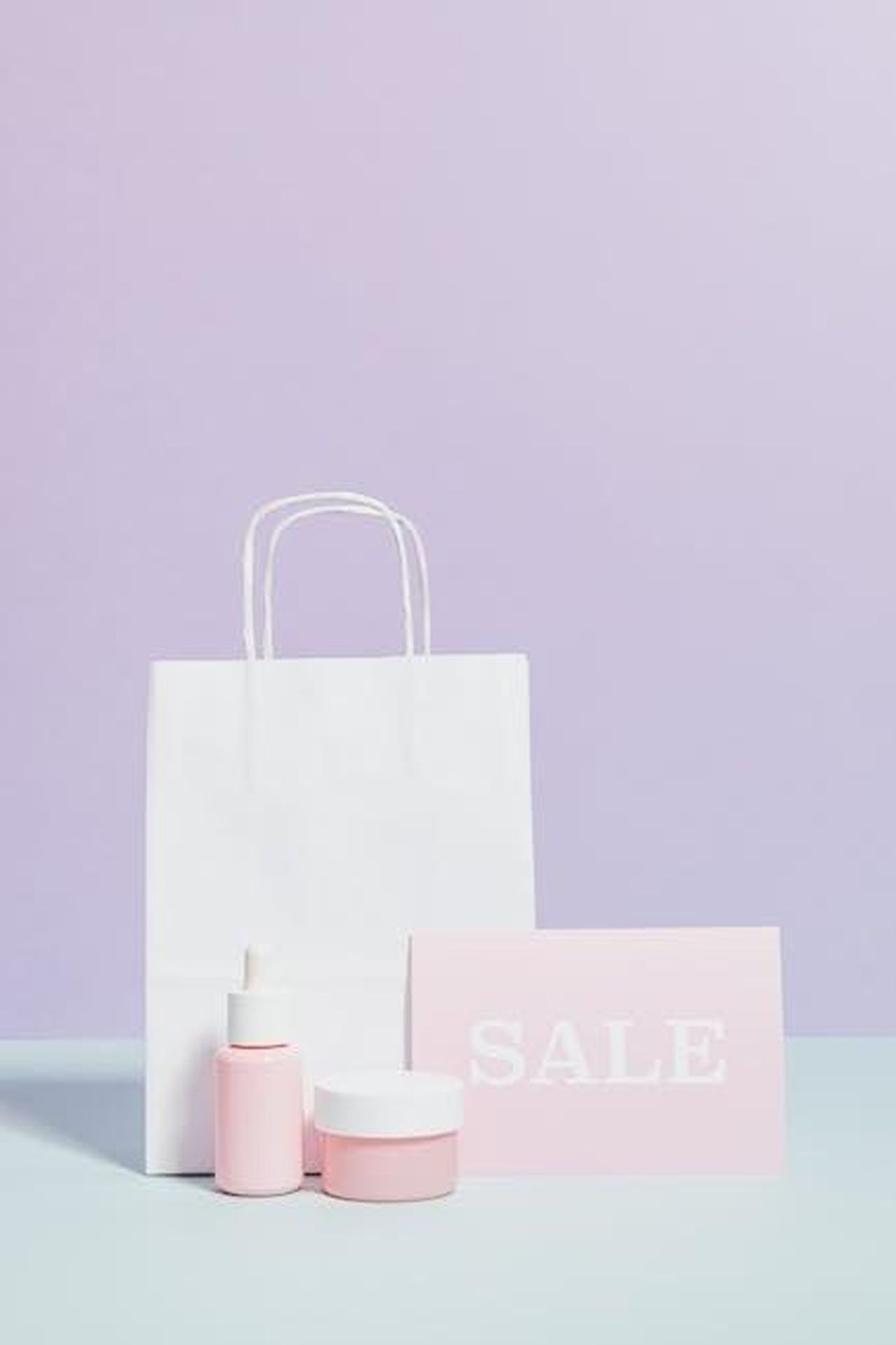 Offerte_attuali_su_TruSkin_eQZKMbNY5Z - Confidenze24 Source: Photo By: Kaboompics.com - pexels - Elegant beauty product display with sale sign and shopping bag in minimalist style.