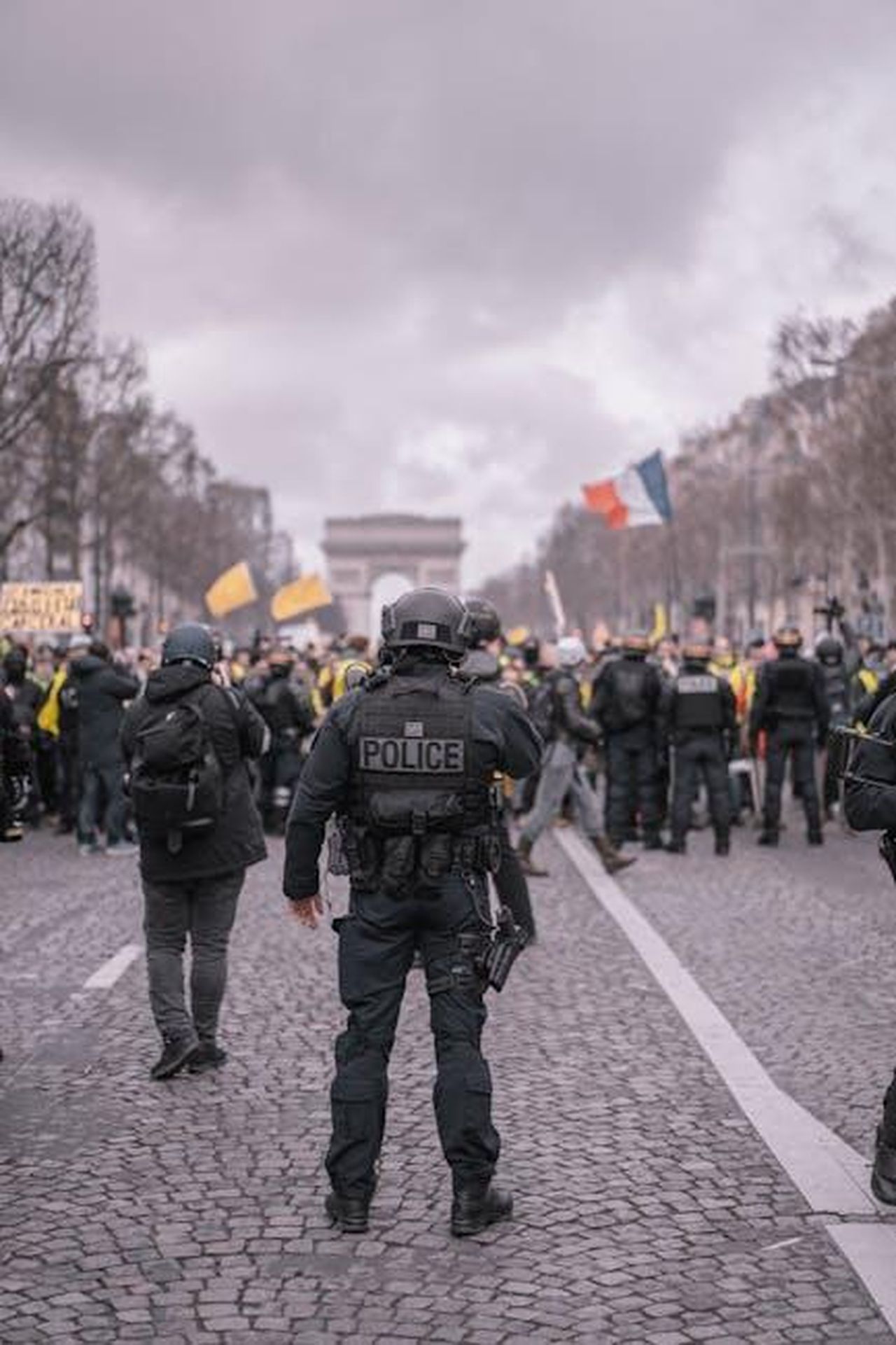 Offset_Avverte_che_Arrostir_Jess_Hilarious_per_i_Commenti_su_Cardi_B_UUPRZIB0wx - Confidenze24 Source: Alotrobo - pexels - Demonstrators and police face off during a protest in Paris, near the Arc de Triomphe.
