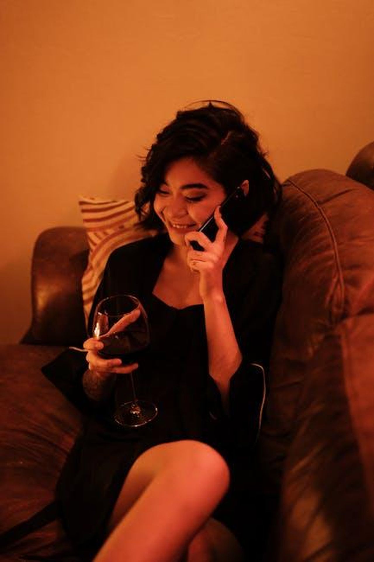 Oh_Dio_sto_parlando_PiFLbJMqCM - Confidenze24 Source: cottonbro studio - pexels - Woman enjoying a cozy evening at home, talking on the phone with a glass of wine in hand.