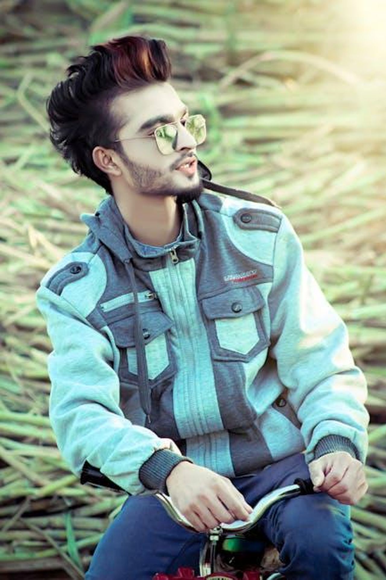 Ora_ho_praticamente_una_barba_piena_8z71a1rZpC - Confidenze24 Source: Taimoor Arain - pexels - Trendy young man wearing sunglasses and a jacket, posing outdoors.