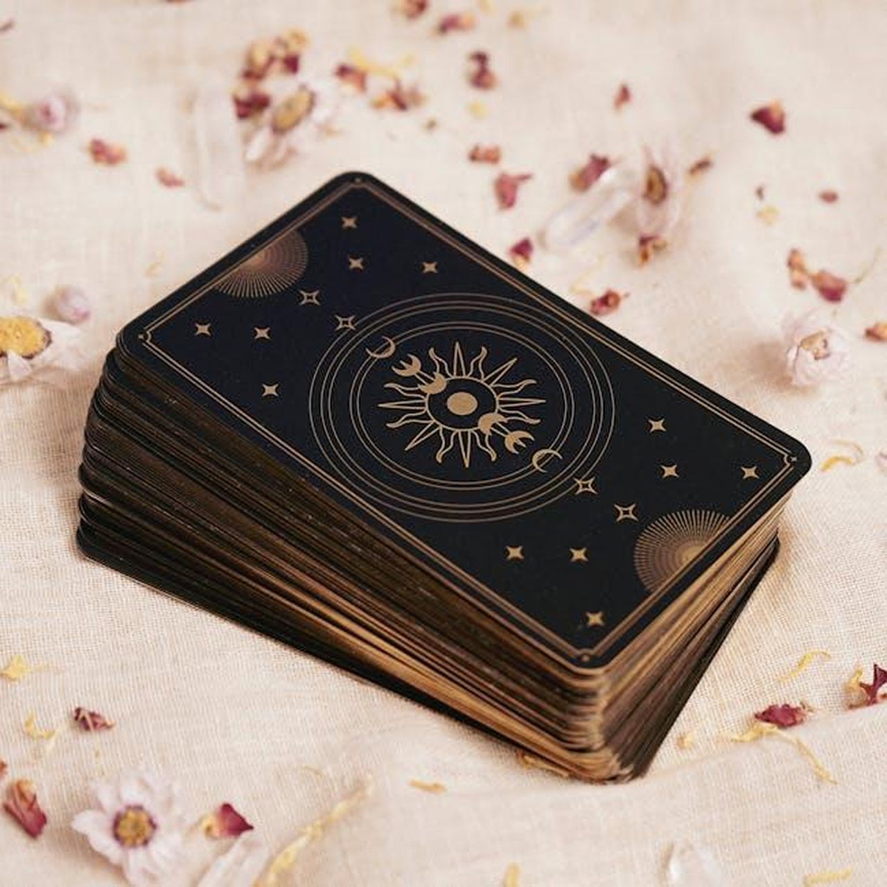 Oroscopo_per_Sagittario_EX7yOw4TDW - Confidenze24 Source: Natalie Goodwin - pexels - tarot deck with sun and moon detail