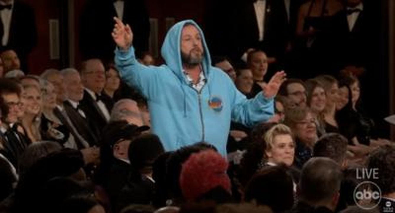 Oscar_2025_Adam_Sandler_stormato_7ByhcS4TxK - Confidenze24 Source: ABC - - Adam Sandler in hoodie e pantaloni corti durante gli Oscar
