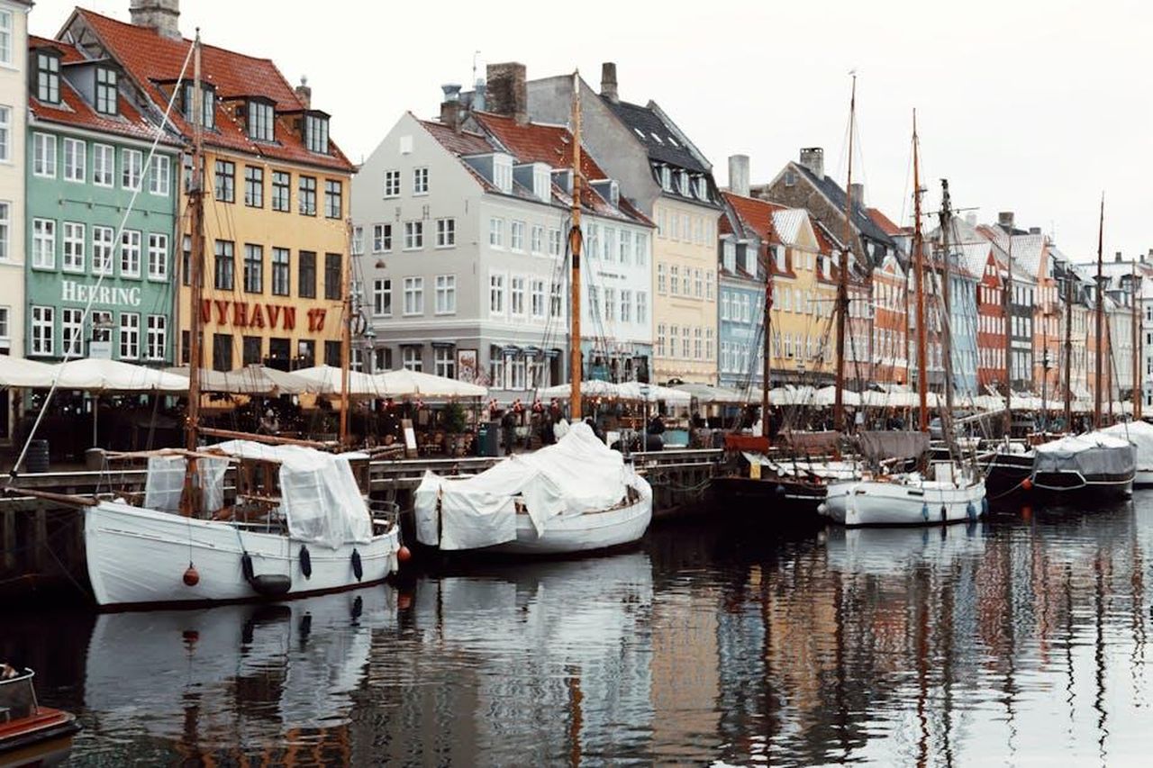 Oscar_Minuti_1500_a_1900_wB3SBAQBpB - Confidenze24 Source: Efrem Efre - pexels - Scenic view of Nyhavn canal with colorful townhouses and boats in Copenhagen.