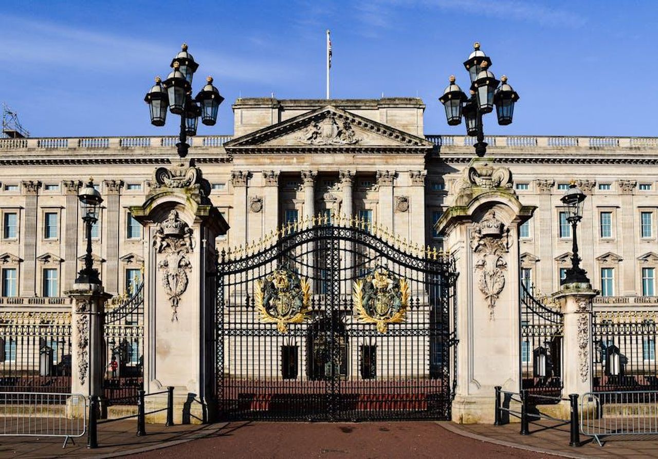 Osservazioni_sulla_presenza_della_famiglia_reale_F9ya3yTSea - Confidenze24 Source: AXP Photography - pexels - Front view of Buckingham Palace with iconic gates in London, England.