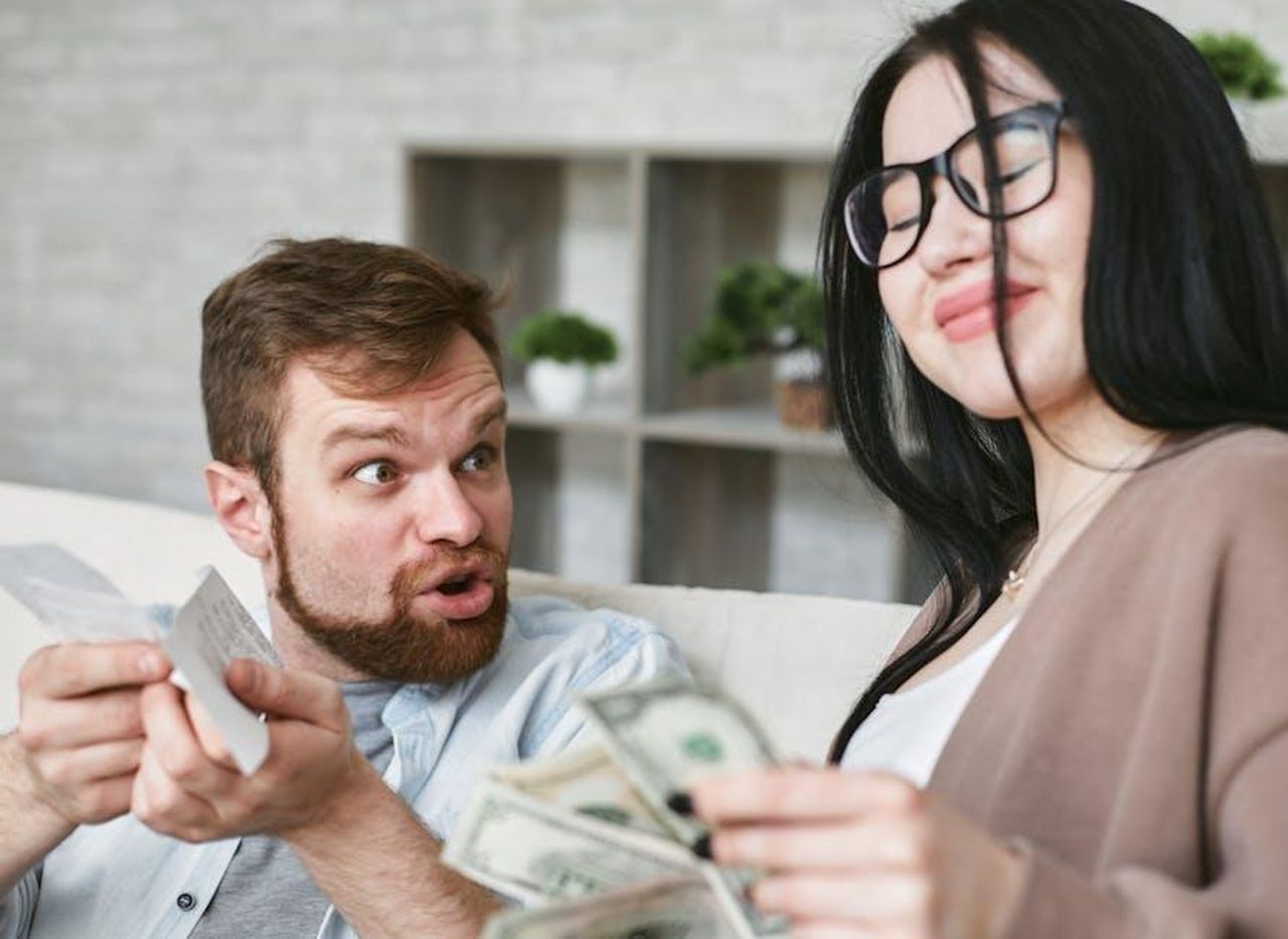 Ostacoli_0vNDHxOvoK - Confidenze24 Source: Mikhail Nilov - pexels - Interracial couple arguing over bills and cash at home.