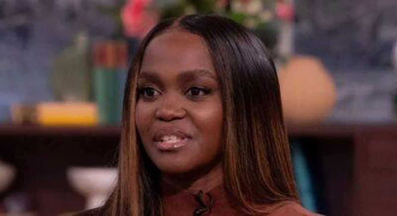 Oti_Mabuse_si_prepara_per_il_tour_nel_Regno_Unito_jUgEgV6wip - Confidenze24 Source: ITV - - Oti Mabuse sorridente durante un'intervista