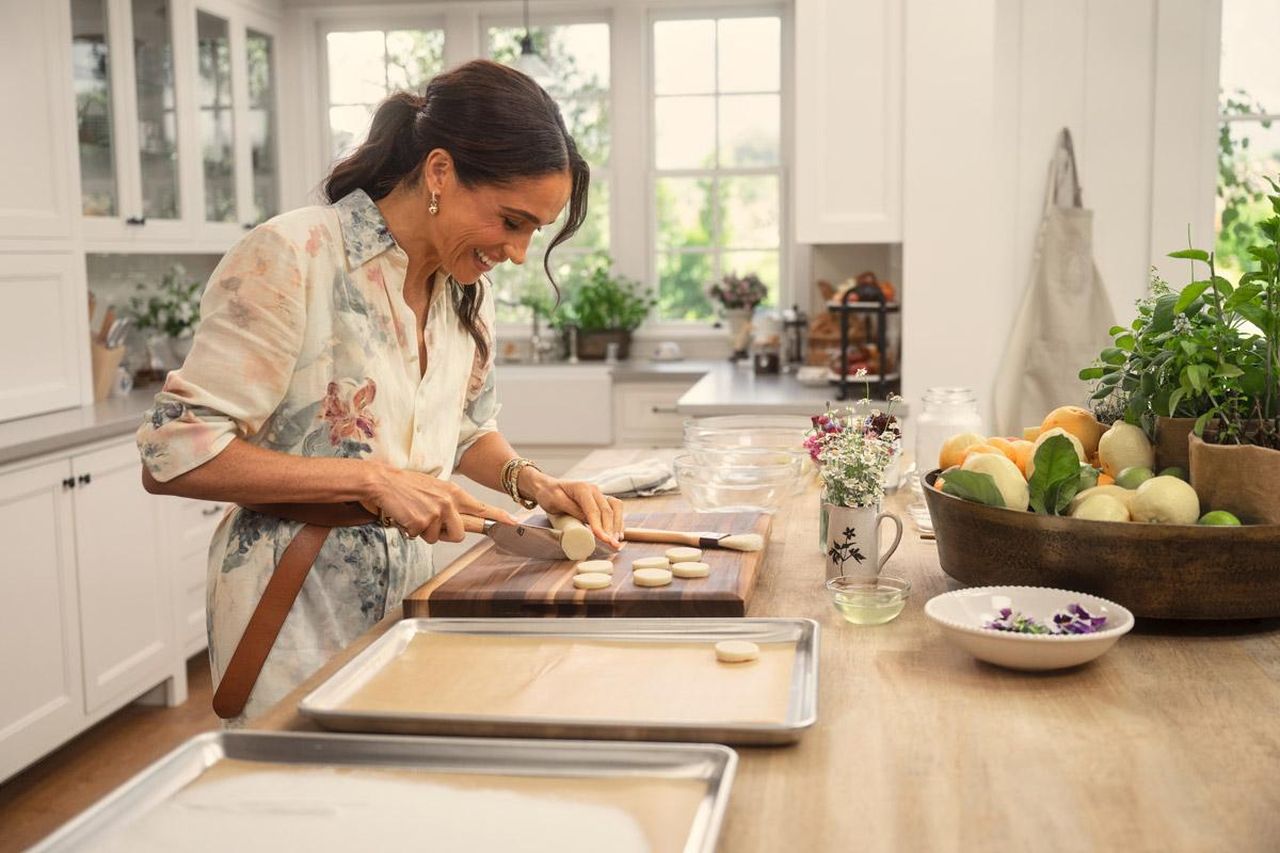 Outfit_e_accessori_il_valore_dei_capi_indossati_f5XI67gd3Y - Confidenze24 Source: Celebitchy - Celebitchy - Outfit di Meghan con accessori di lusso