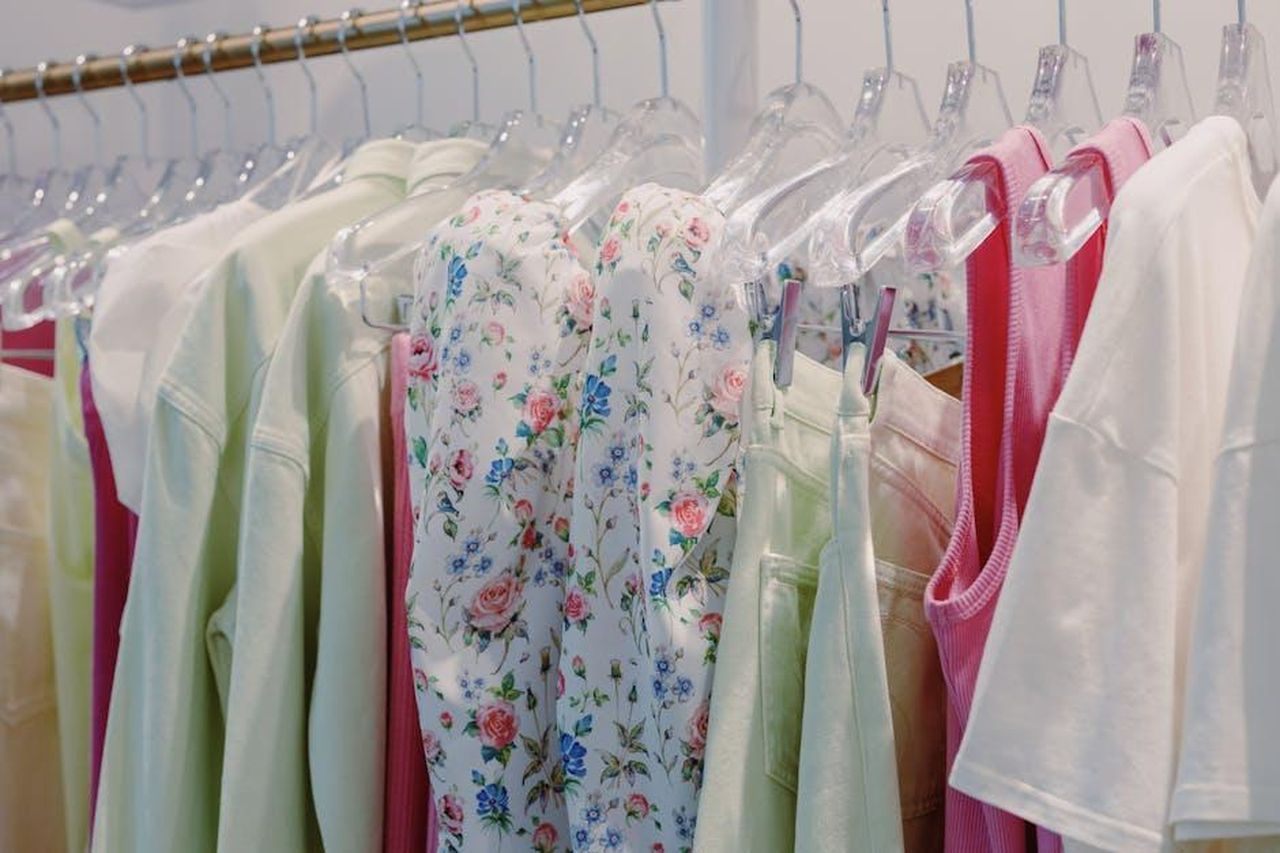 Outfit_perfetti_per_la_primavera_nMyUbnYris - Confidenze24 Source: Ron Lach - pexels - Vibrant selection of clothes on display in a modern boutique, showcasing fashion trends.