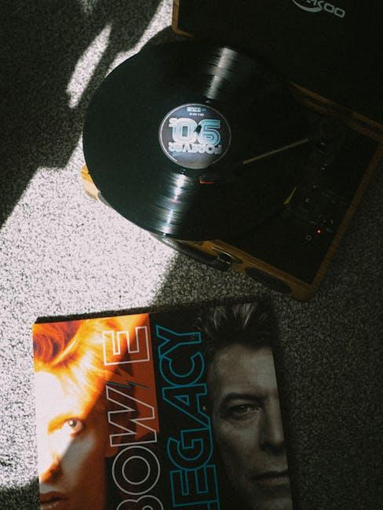 PXWER_e_Cheyenne_parlano_della_2nd_Generation_Wu_UReqXMkBJP - Confidenze24 Source: Lisa from Pexels - pexels - A vintage vinyl record player with a David Bowie album in dramatic lighting, capturing a retro aesthetic.