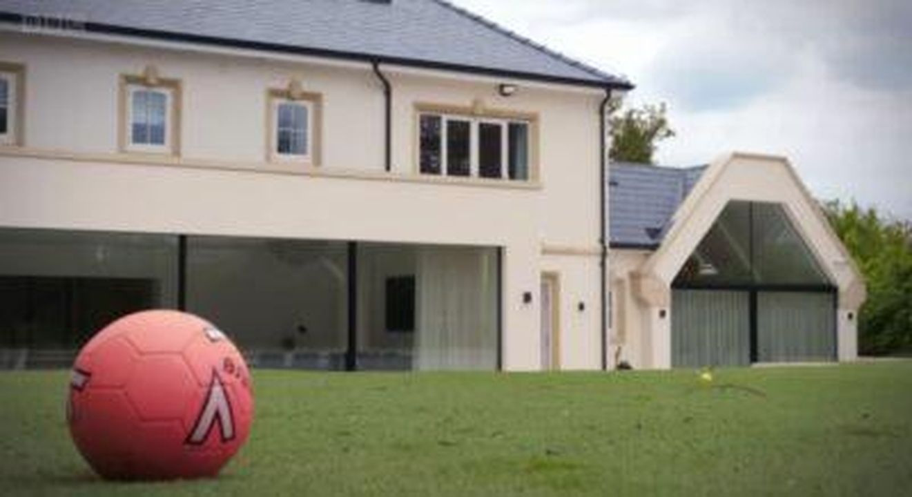 Paddy_McGuinness_vende_la_casa_da_65_milioni_6Tp9IdMIWO - Confidenze24 Source: BBC - - La casa di Christine e Paddy
