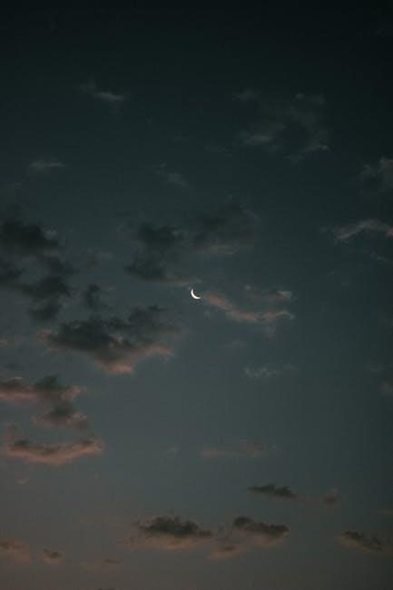 Panoramica_astrologica_dAox4tv7q2 - Confidenze24 Source: Pexels User - pexels - A peaceful evening sky featuring a dreamy crescent moon surrounded by gentle clouds.