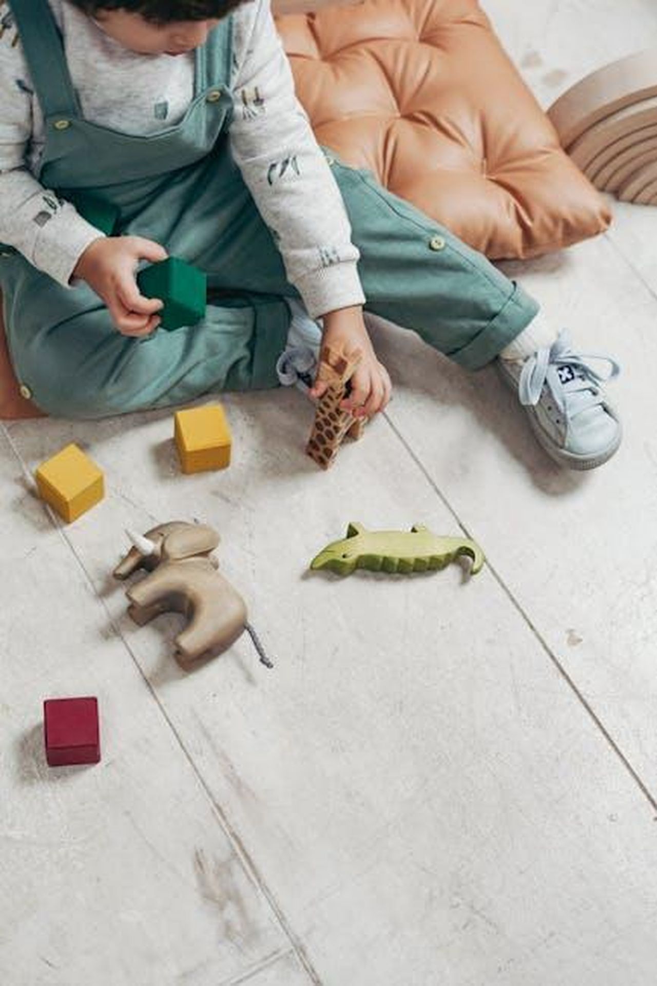 Parker_il_piccolo_costruttore_McCKnjr1fA - Confidenze24 Source: cottonbro studio - pexels - A child playing with colorful wooden toys on the floor, creating a fun and imaginative play environment.