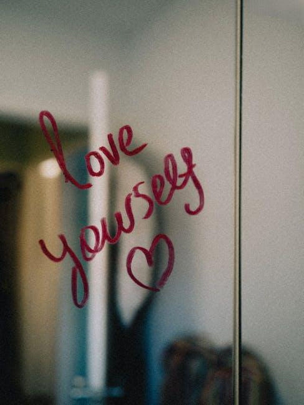 Parole_di_affermazione_KvQGWQOAOj - Confidenze24 Source: Lisa from Pexels - pexels - Positive affirmation written on a mirror in red lipstick: Love Yourself.