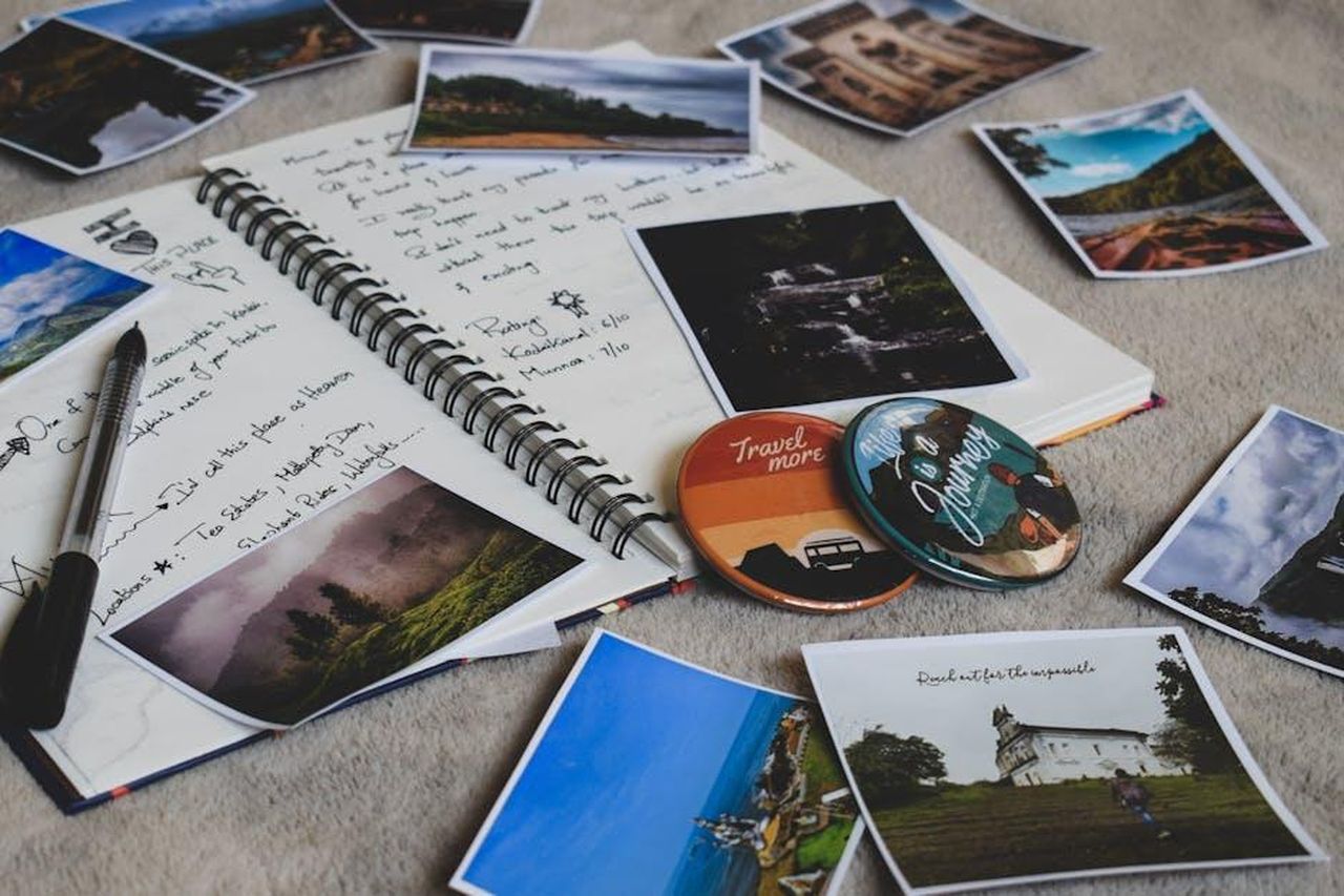 Patrick_parla_affettuosamente_della_madre_nel_corso_degli_anni_FIAbih2TYI - Confidenze24 Source: charan sai - pexels - Travel diary surrounded by printed photos and a pen, capturing memories creatively.
