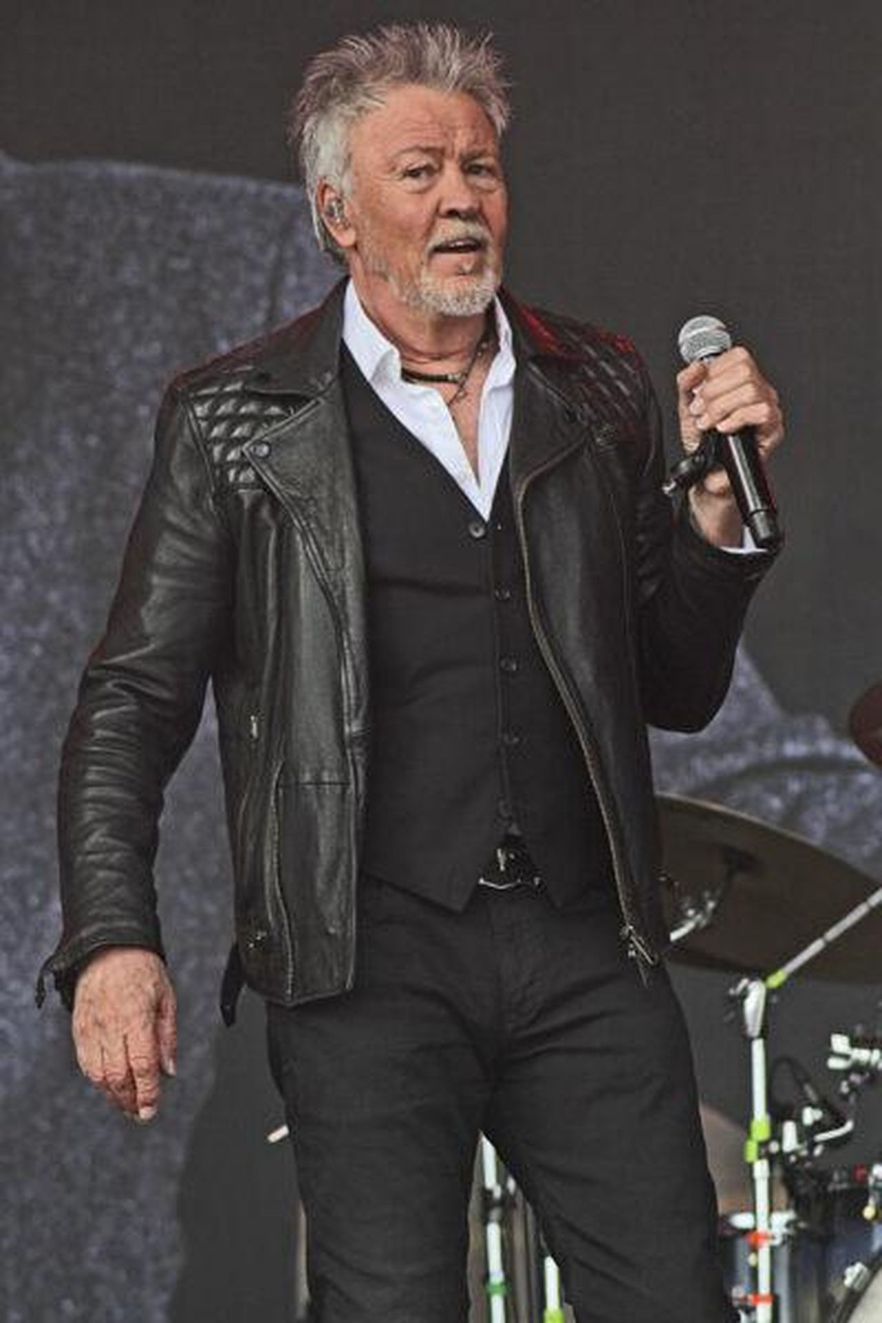 Paul_Young_parla_del_suo_incontro_con_Gino_DAcampo_shcasCIIYC - Confidenze24 Source: Splash News - - Paul Young canta sul palco
