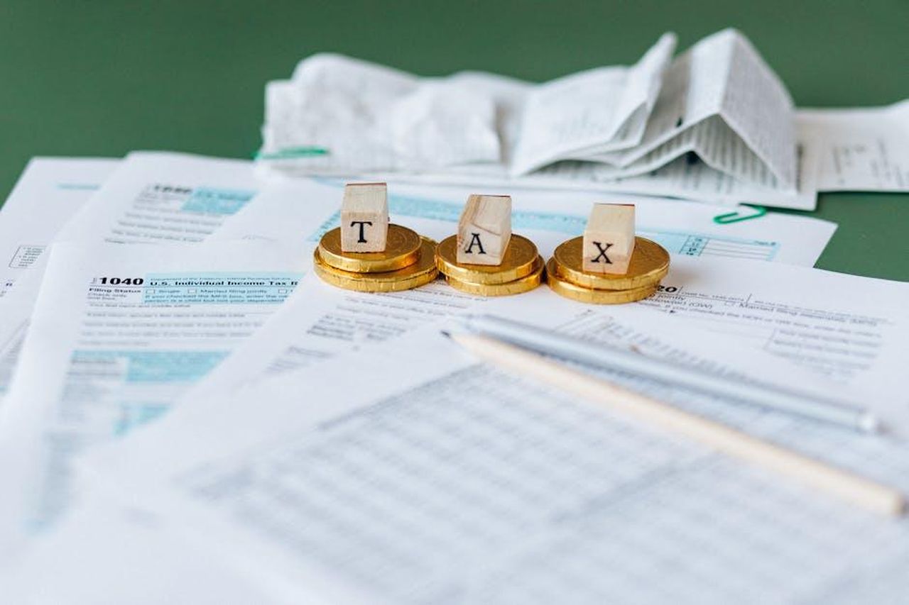 Perch_Belinda__tornata_nella_Stagione_3_FYi8sEdyIy - Confidenze24 Source: Nataliya Vaitkevich - pexels - Close-up of tax forms, receipts, and coins symbolizing financial accounting and taxes.