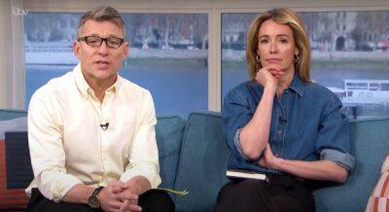 Perch_Cat_Deeley_non_ha_partecipato_al_funerale_6pp4aRm9SR - Confidenze24 Source: YouTube - - Cat Deeley ospita This Morning con Ben Shephard