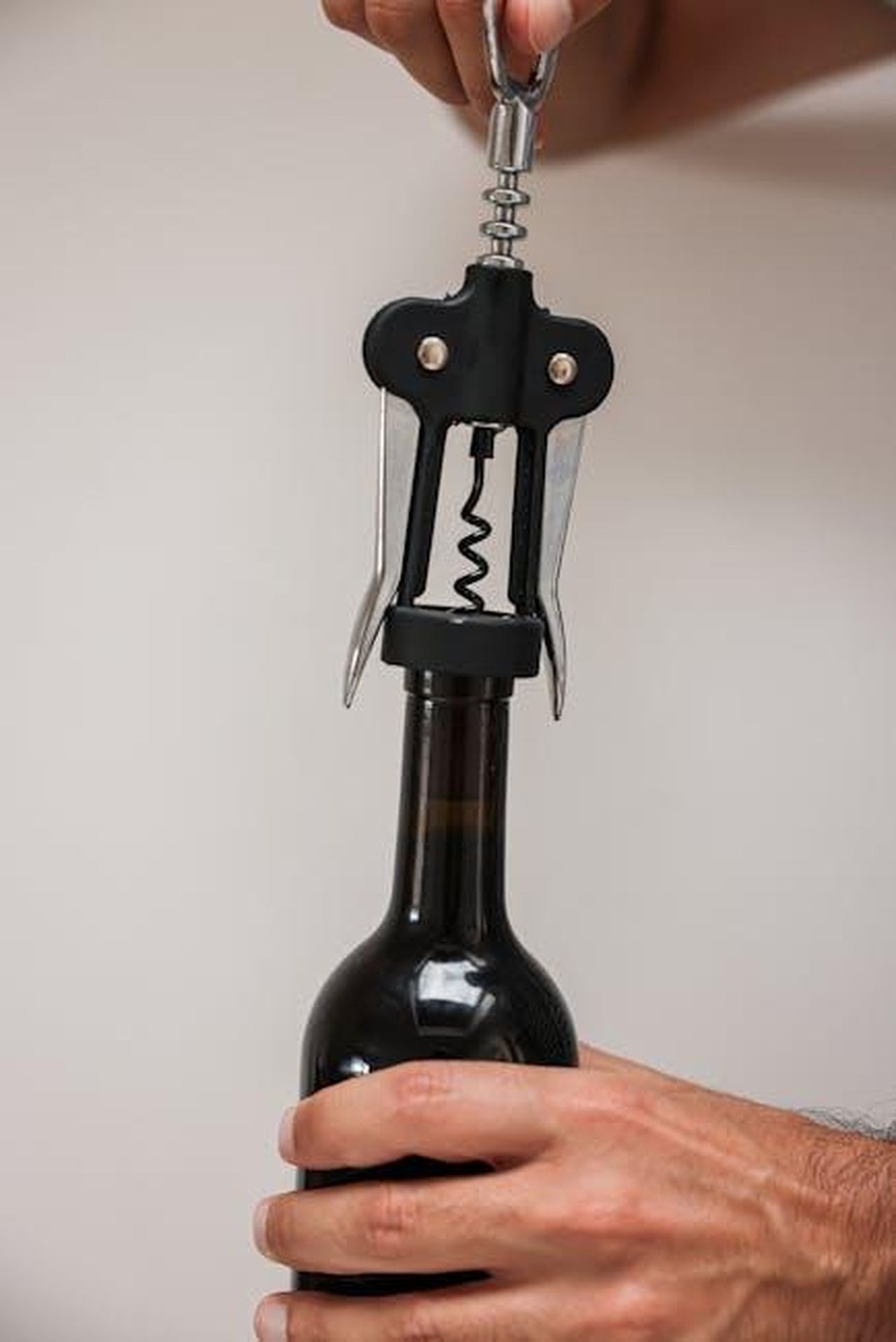 Perch_Johansson_non_vuole_il_ruolo_fisso_Kcb2SUknDa - Confidenze24 Source: Cup of Couple - pexels - Close-up of hands using a corkscrew to open a wine bottle.