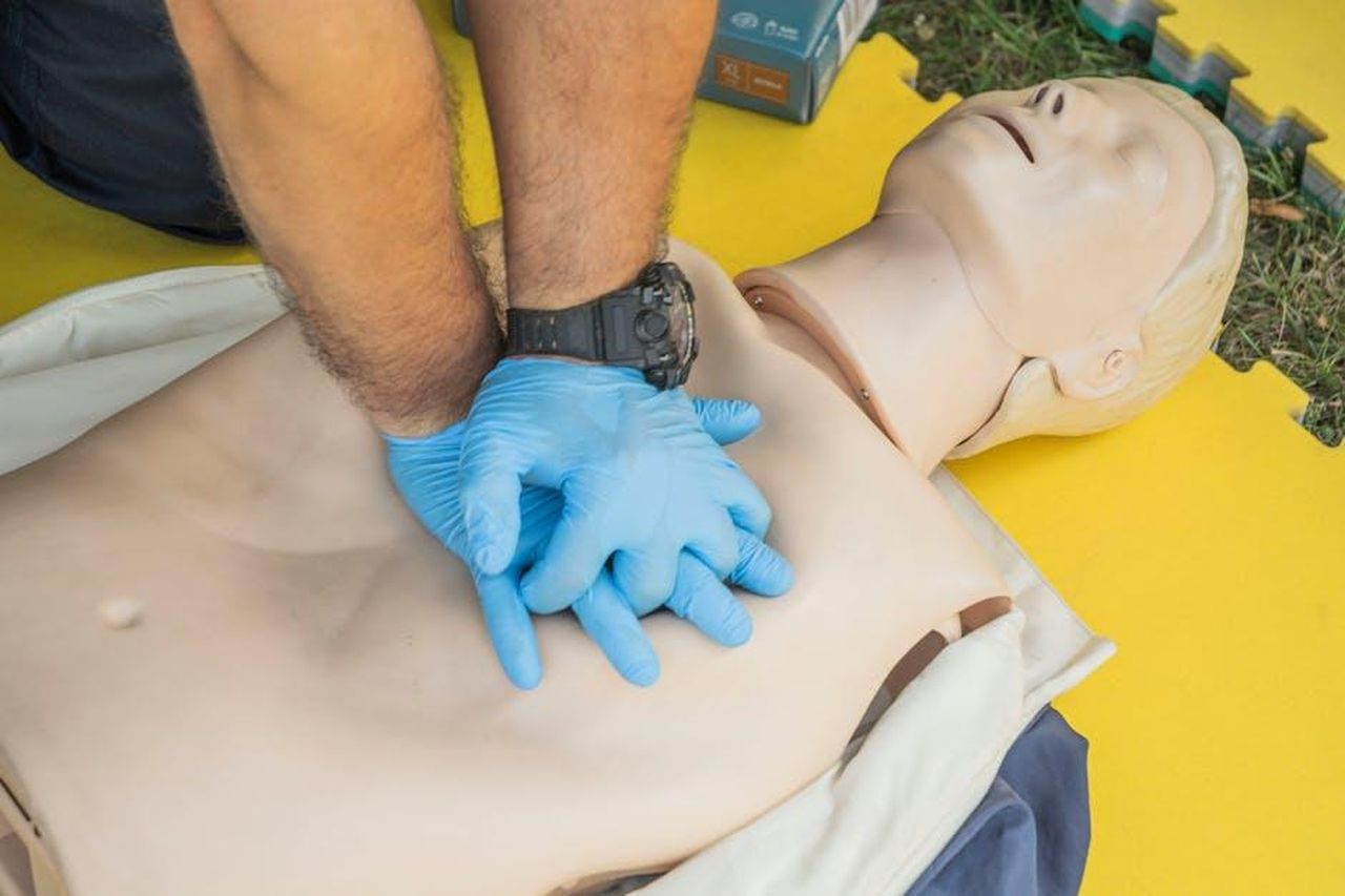 Perch_Morgan_Freeman_indossa_un_guanto_sulla_mano_sinistra_AcWjyiNXfo - Confidenze24 Source: SHOX art - pexels - Close-up of hands performing CPR on a manikin for first aid training.