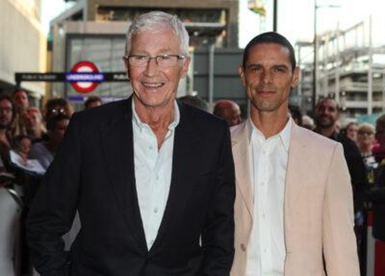 Perch_Paul_OGrady_non_aveva_una_lapide_sulla_tomba_Vb4IaiSR3E - Confidenze24 Perché Paul O’Grady non aveva una lapide sulla tomba Paul e il suo vedovo sorridenti