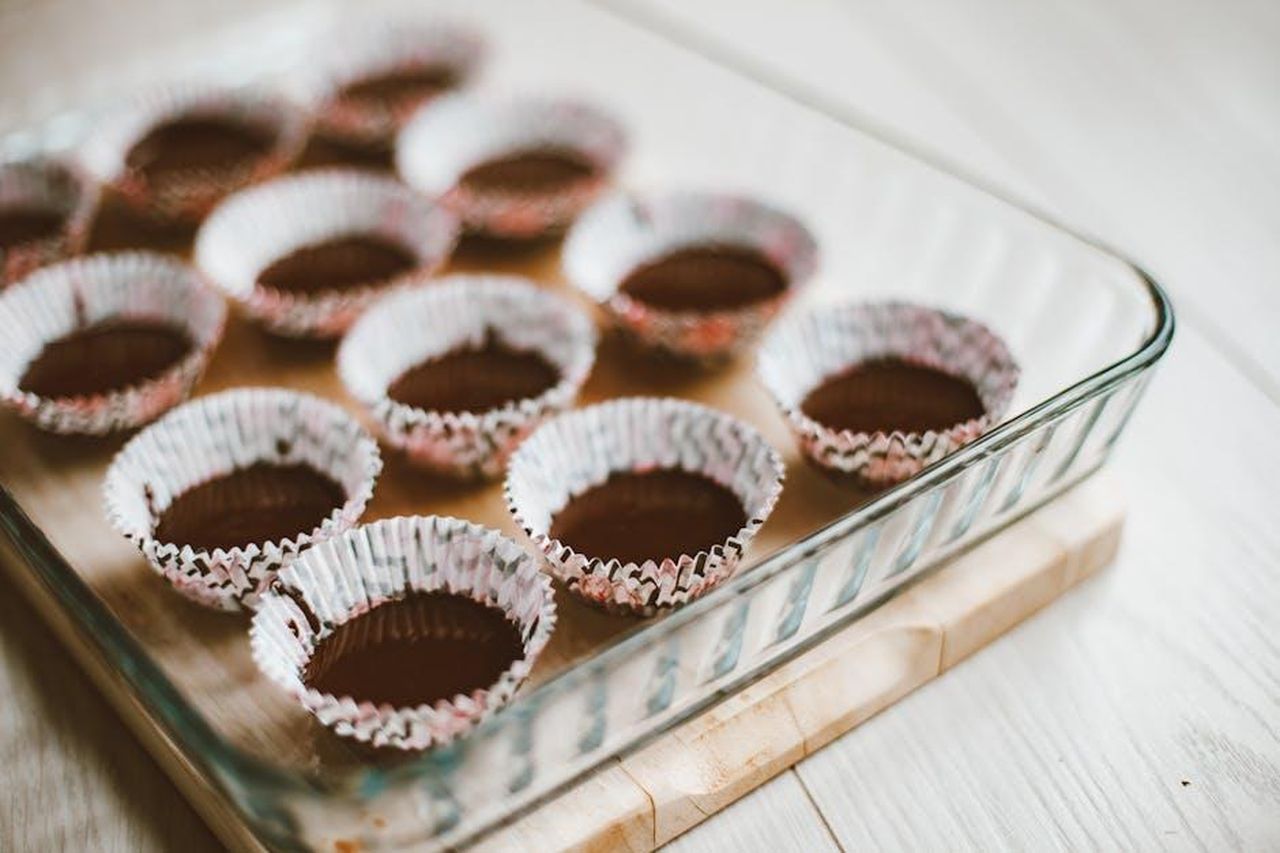 Perch_Prue_Leith_non__nel_Bake_Off_dUG1G3uAeN - Confidenze24 Source: ROMAN ODINTSOV - pexels - Glass dish with empty muffin liners ready for baking. Ideal for food preparation concepts.