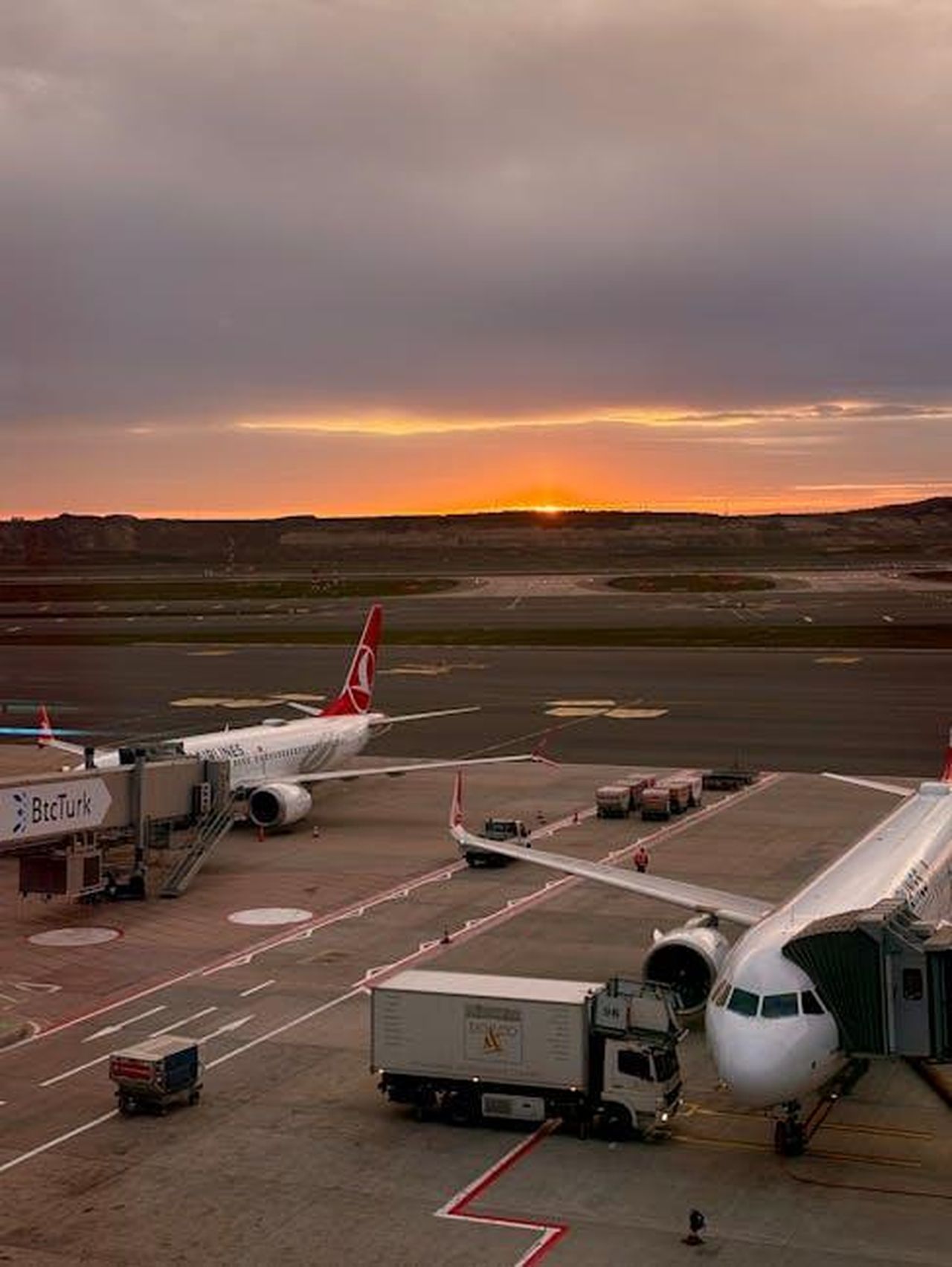 Perch_Vicki_ha_lasciato_EastEnders_8X11Mt4dKZ - Confidenze24 Source: Asiye Saltık - pexels - Scenic view of airplanes on an airport runway against a golden sunrise.