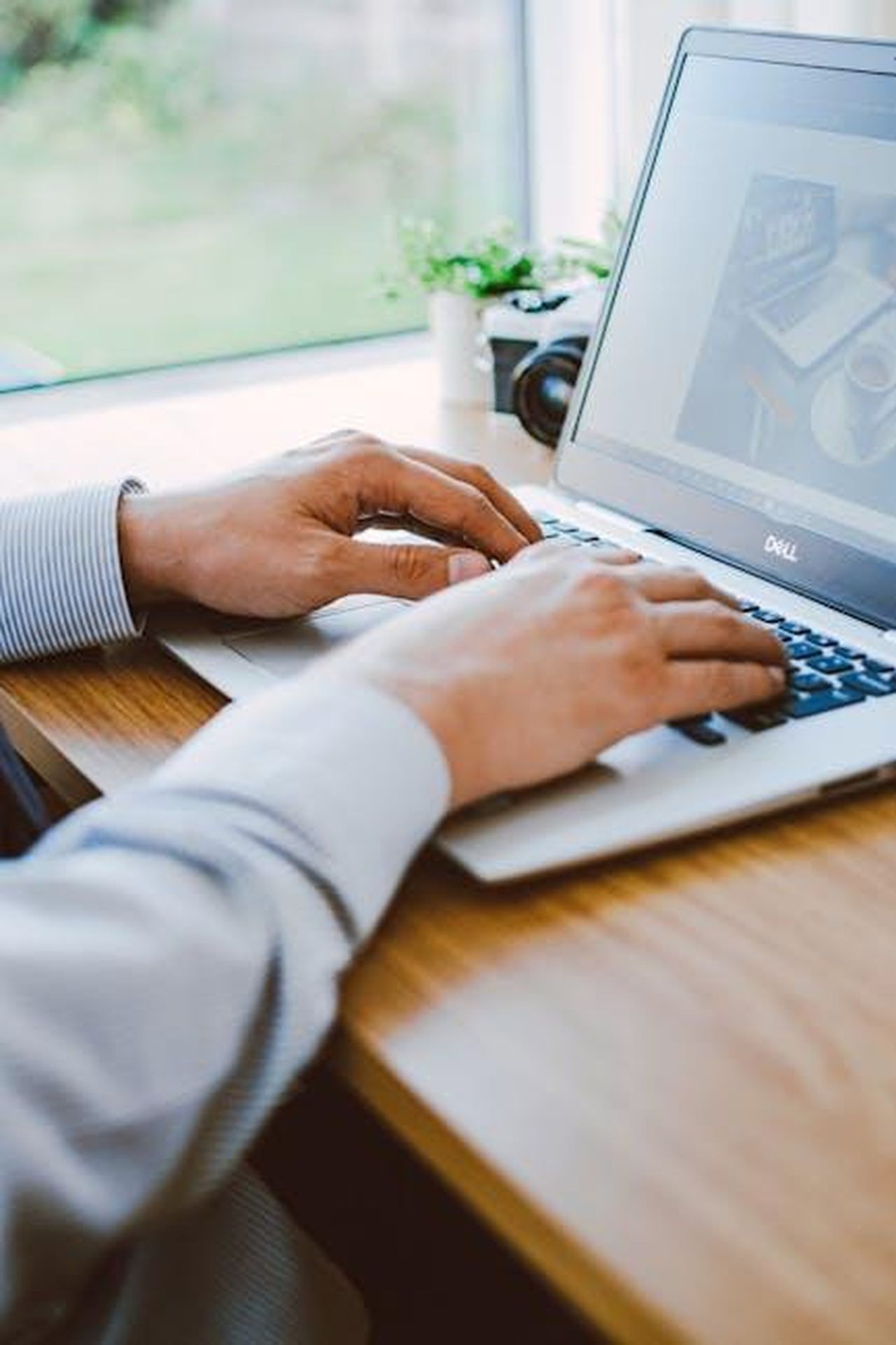 Perch_ha_chiuso_The_Tig_nel_2017_9wFP82FR32 - Confidenze24 Source: Lisa from Pexels - pexels - A man working on a laptop in a modern office setting.