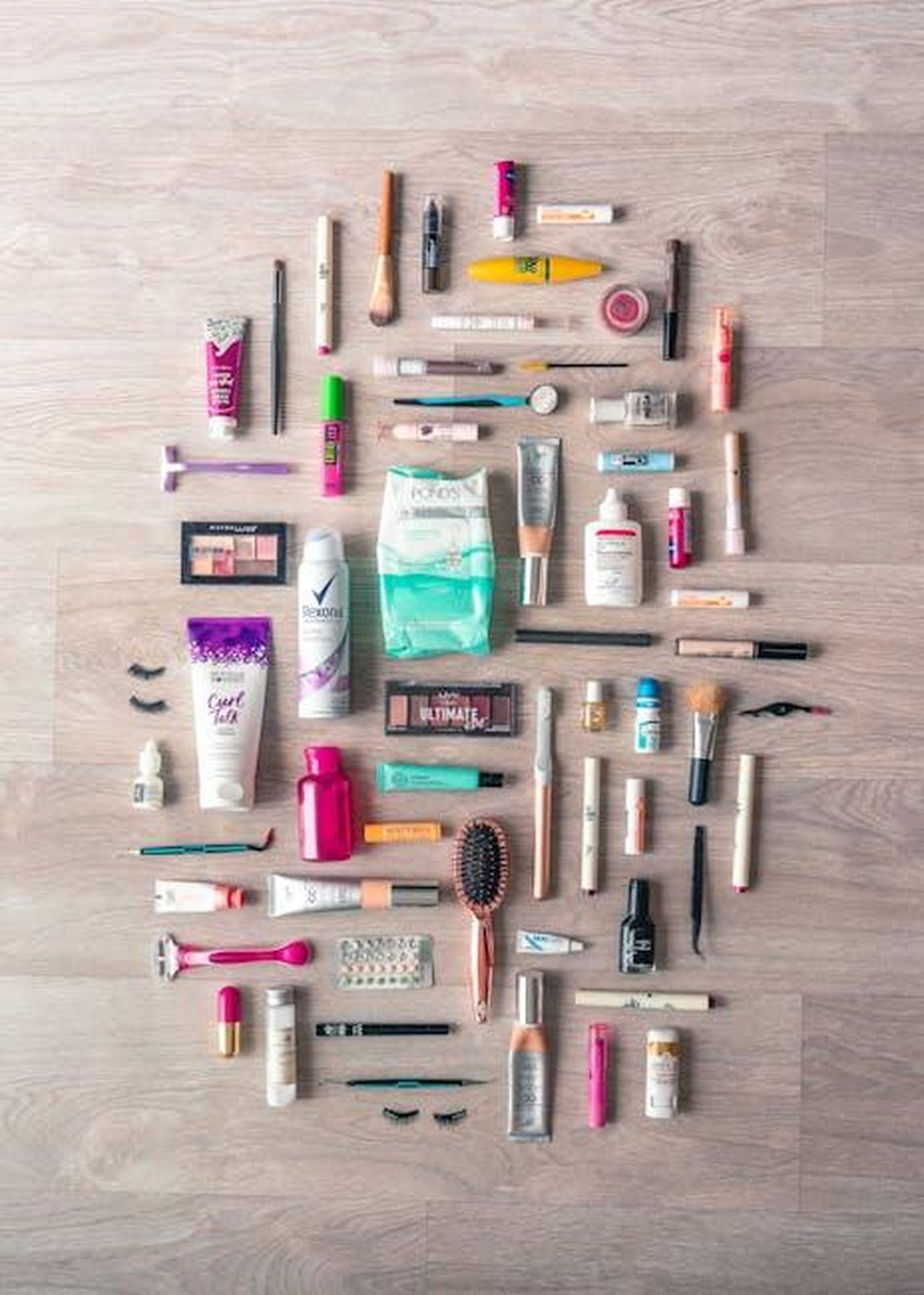 Perch_il_mascara_di_Tarte__cos_amato_ct6cuPjjN6 - Confidenze24 Source: Hana Brannigan - pexels - A diverse collection of beauty and grooming products neatly arranged on a wooden surface in a flatlay style.