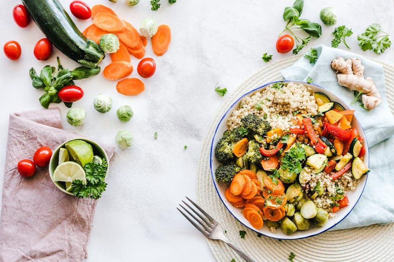 Perch_questa_bowl__diventata_il_mio_piatto_preferito_IlGA8EMicM - Confidenze24 Source: Ella Olsson - pexels - Colorful quinoa salad with fresh vegetables creates a healthy, balanced meal.