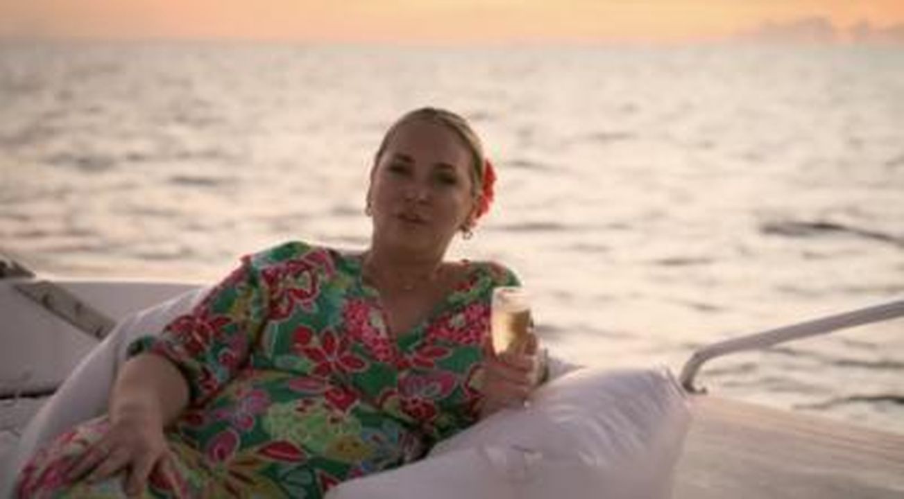 Pi_probabile_che_venga_cancellato_FPY2OcrHHH - Confidenze24 Source: Channel 5 - - Josie Gibson vicino al mare con un bicchiere di champagne
