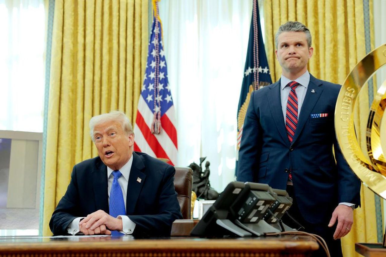 Piani_di_guerra_inviati_per_errore_a_un_giornalista_Ame4kXgHog - Confidenze24 Source: Anna Moneymaker - - Il Presidente Trump e il Segretario alla Difesa Hegseth parlano nello Studio Ovale