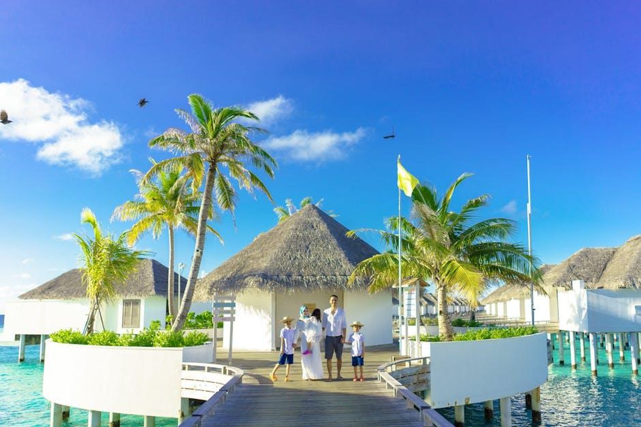 Piani_futuri_per_Walt_Disney_World_QQyLTyLOcr - Confidenze24 Source: Asad Photo Maldives - pexels - A family enjoys a sunny day at a luxurious overwater resort in a tropical paradise.