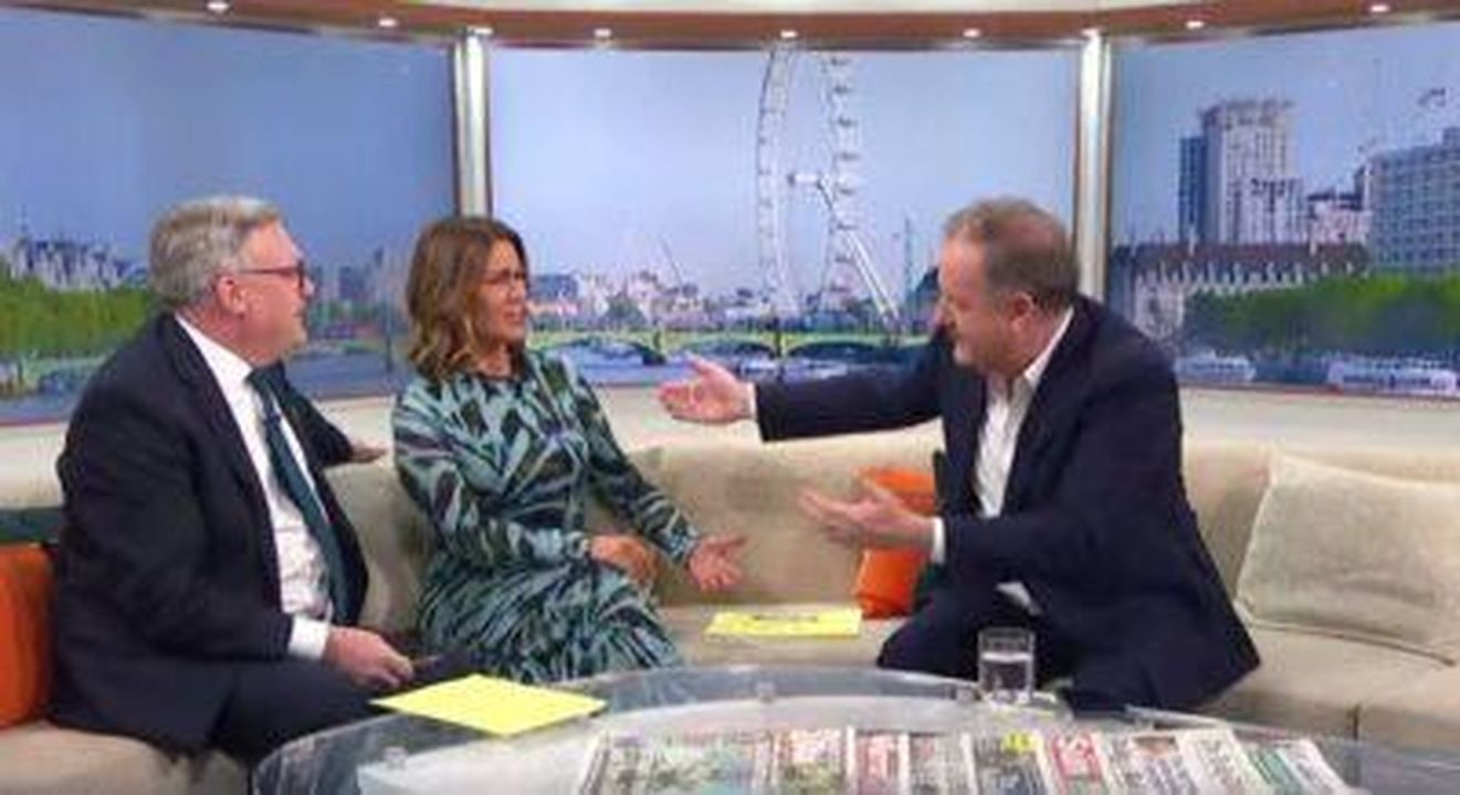 Piers_Morgan_torna_a_GMB_oggi_755nJpY7Yw - Confidenze24 Source: ITV - - Susanna Reid reagisce mentre Piers Morgan cerca un abbraccio