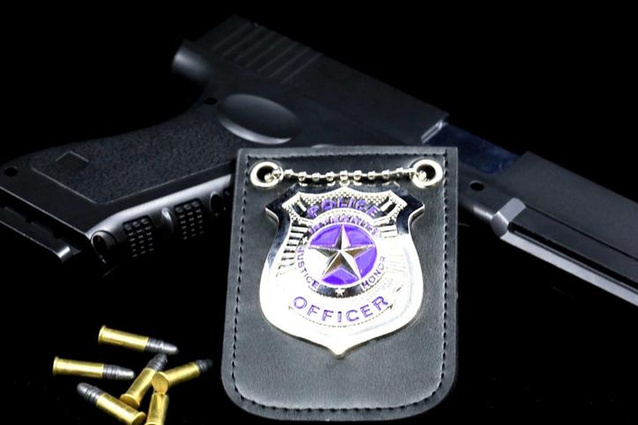 Pig_Patrol_LAPD_Cop_Outs_Blue_Buddies_Over_Secretly_Recorded_Racist_Homophobic_Misogynistic_Comments_JbAW4sb7gc - Confidenze24 Source: Douglas Sacha - Getty - Concetto di poliziotti locali con distintivo, pistola e proiettili