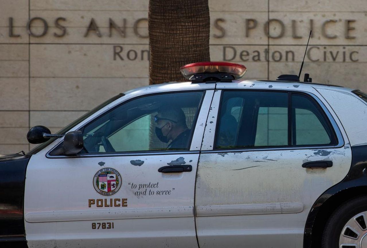 Pig_Patrol_LAPD_Cop_Outs_Blue_Buddies_Over_Secretly_Recorded_Racist_Homophobic_Misogynistic_Comments_xOeWZSiAtr - Confidenze24 Source: Mel Melcon - Getty - Los Angeles richiederà ai suoi lavoratori di essere vaccinati contro il COVID-19