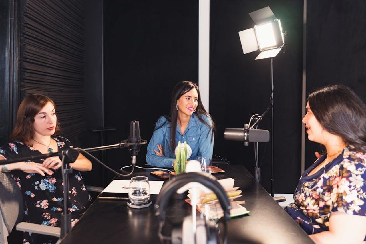 Porsha_Williams_risponde_a_Peter_Thomas_VwV14tpEmM - Confidenze24 Source: Los Muertos Crew - pexels - Three women engaged in a lively podcast discussion in a cozy indoor setting, fostering empowerment and connection.