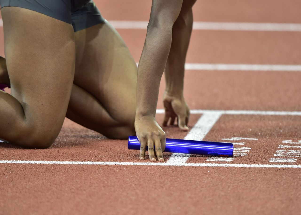 Portsmouth_NAACP_Difende_Atleta_di_Track_Dopo_Incidente_L4qPyIu1LQ - Confidenze24 Source: thamerpic / Getty - - Atleta di Track con Baton