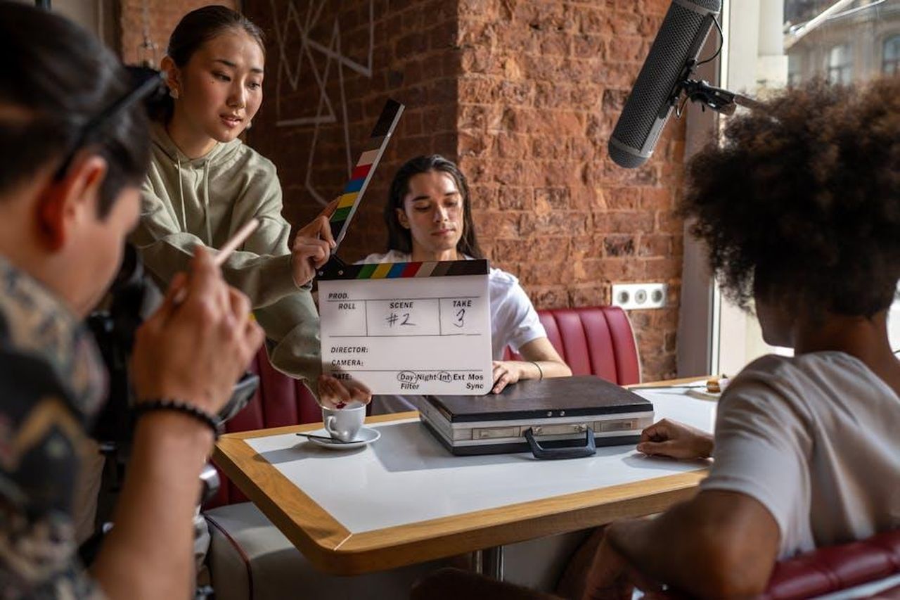 Possibile_collaborazione_cinematografica_tra_Affleck_e_Garner_wFHNskfeB5 - Confidenze24 Source: Ron Lach - pexels - Engaging film crew capturing a scene indoors with diverse team and clapperboard.