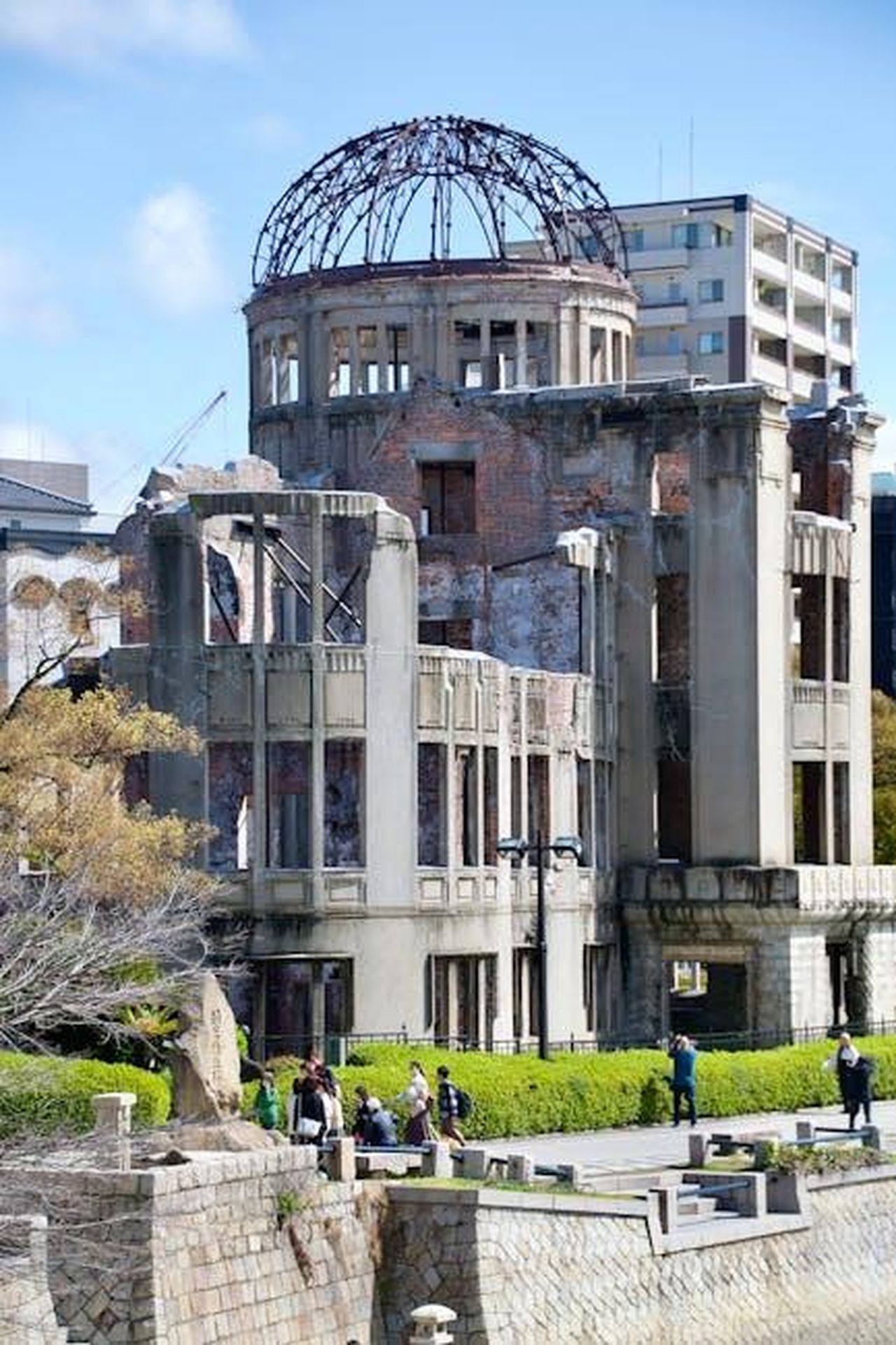 Possibile_riconciliazione_iivmZz7Vd0 - Confidenze24 Source: Belén - pexels - Historic Atomic Bomb Dome in Hiroshima with tourists visiting, symbolizing peace and resilience.