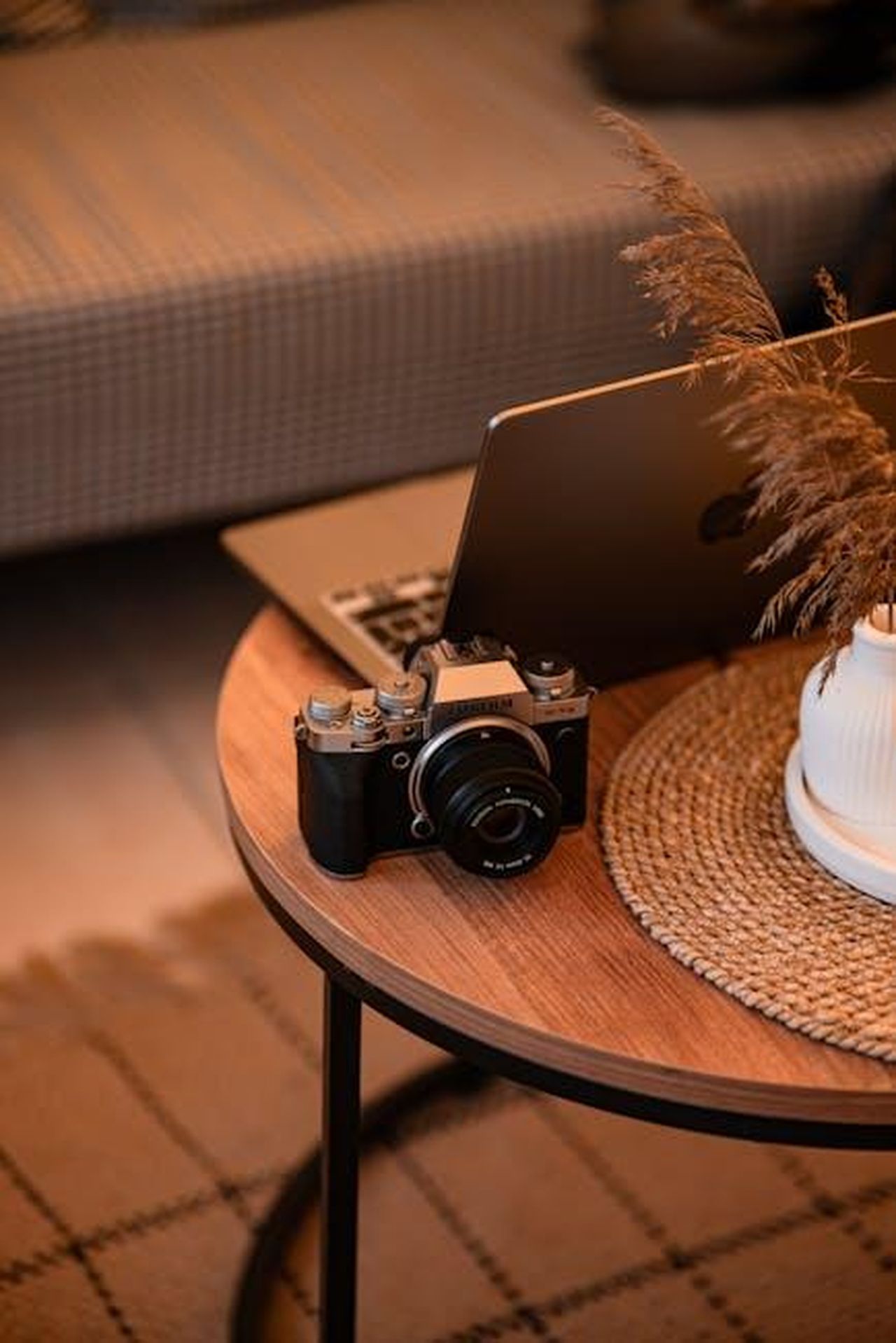 Possibile_ritorno_di_Bobby_nella_serie_mUr33nUXqH - Confidenze24 Source: İsmail Hamza Polat - pexels - Vintage camera and laptop on a wooden table, styled with a cozy retro vibe.