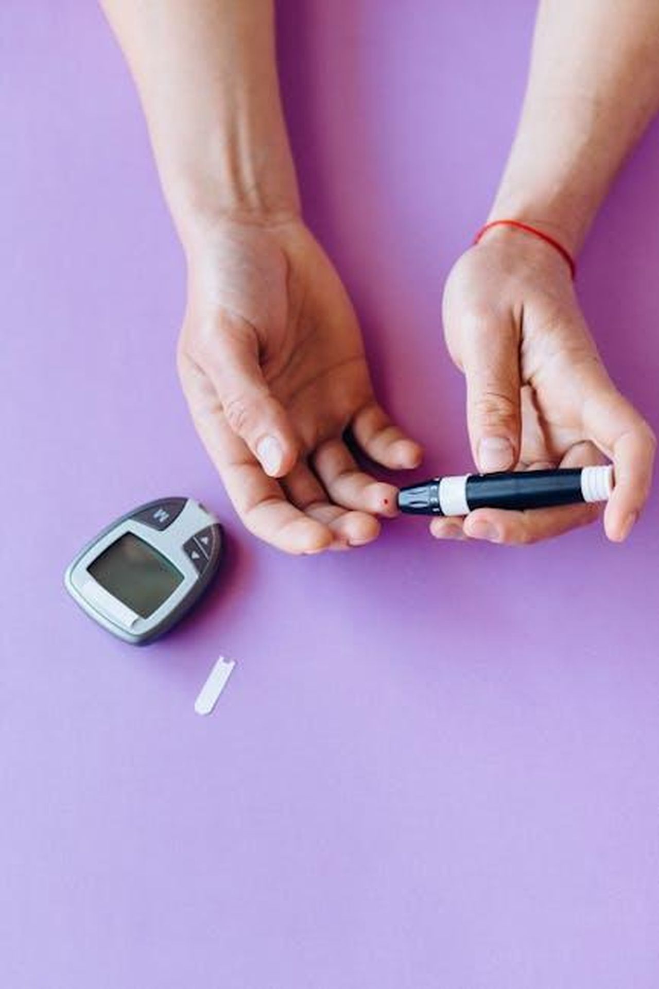 Possibile_spinoff_di_Blue_Bloods_zcpVoiKK3U - Confidenze24 Source: Nataliya Vaitkevich - pexels - Person checking blood glucose level with glucometer on purple background.