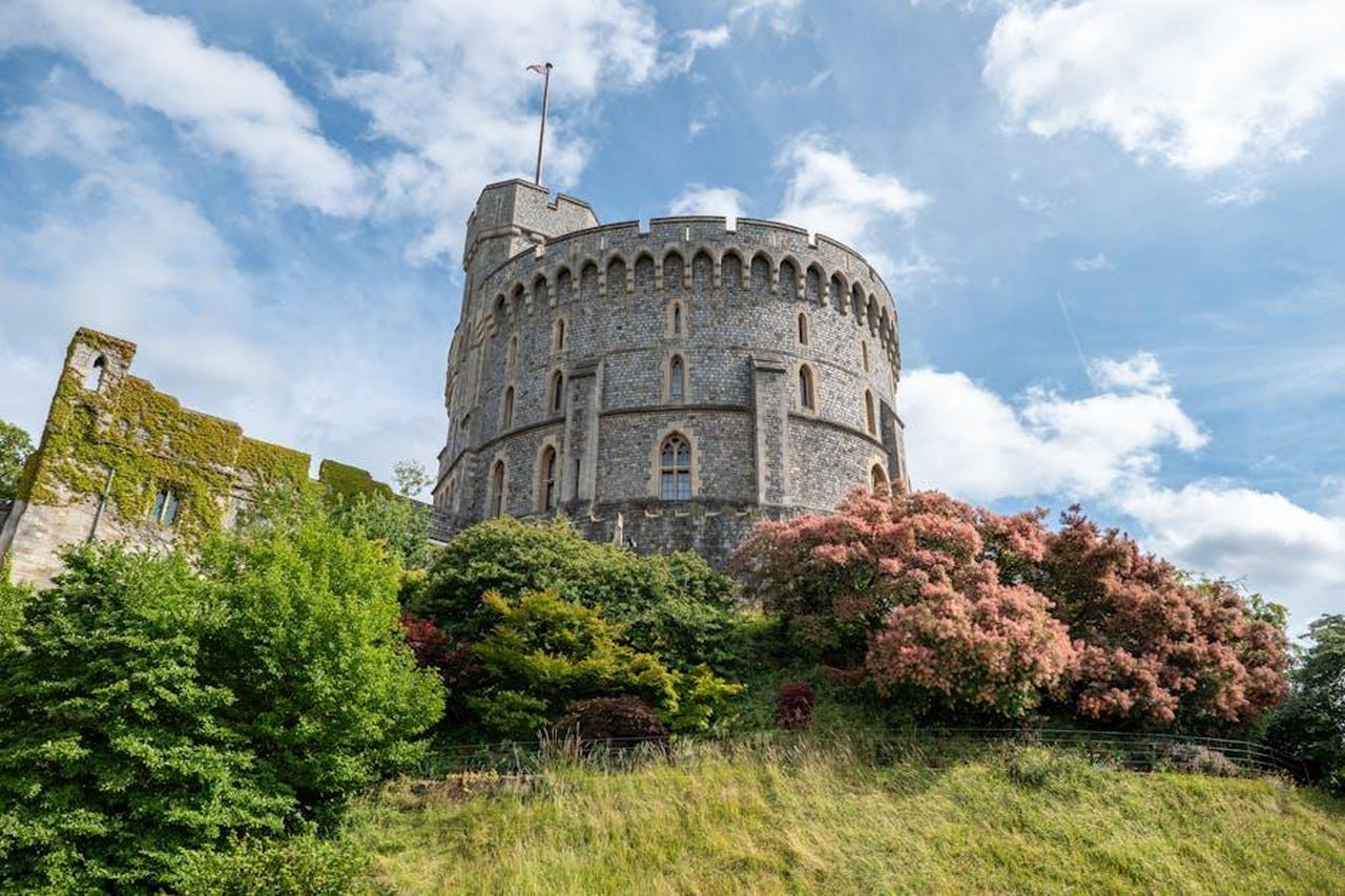 Possibili_padrini_per_il_bambino_Grosvenor_IQ7X1CjcCQ - Confidenze24 Source: Eren Cebeci - pexels - A scenic view of Windsor Castle surrounded by lush greenery and clear skies.