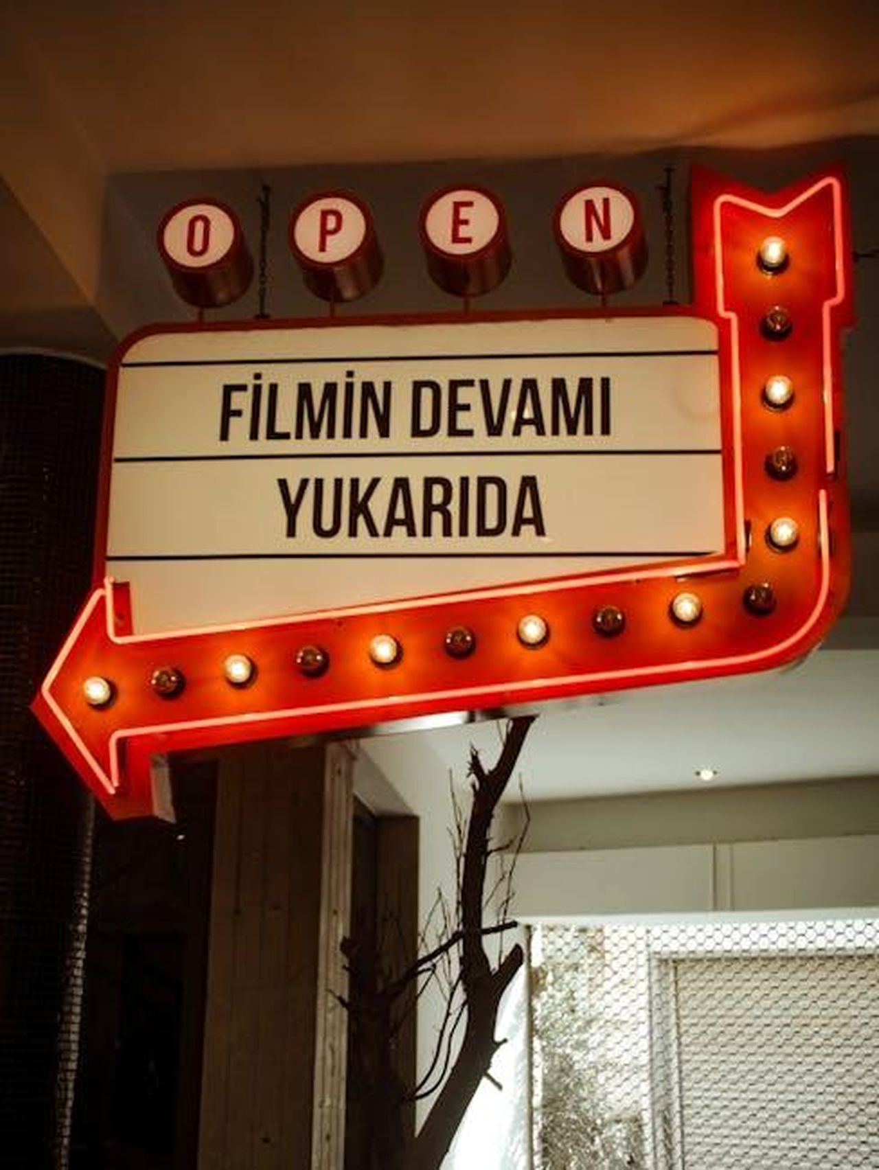 Possibilit_di_un_sequel_di_Novocaine_XNNuLBY6C6 - Confidenze24 Source: Esra Nur Kalay - pexels - Vintage style illuminated sign with arrow indicating direction indoors.
