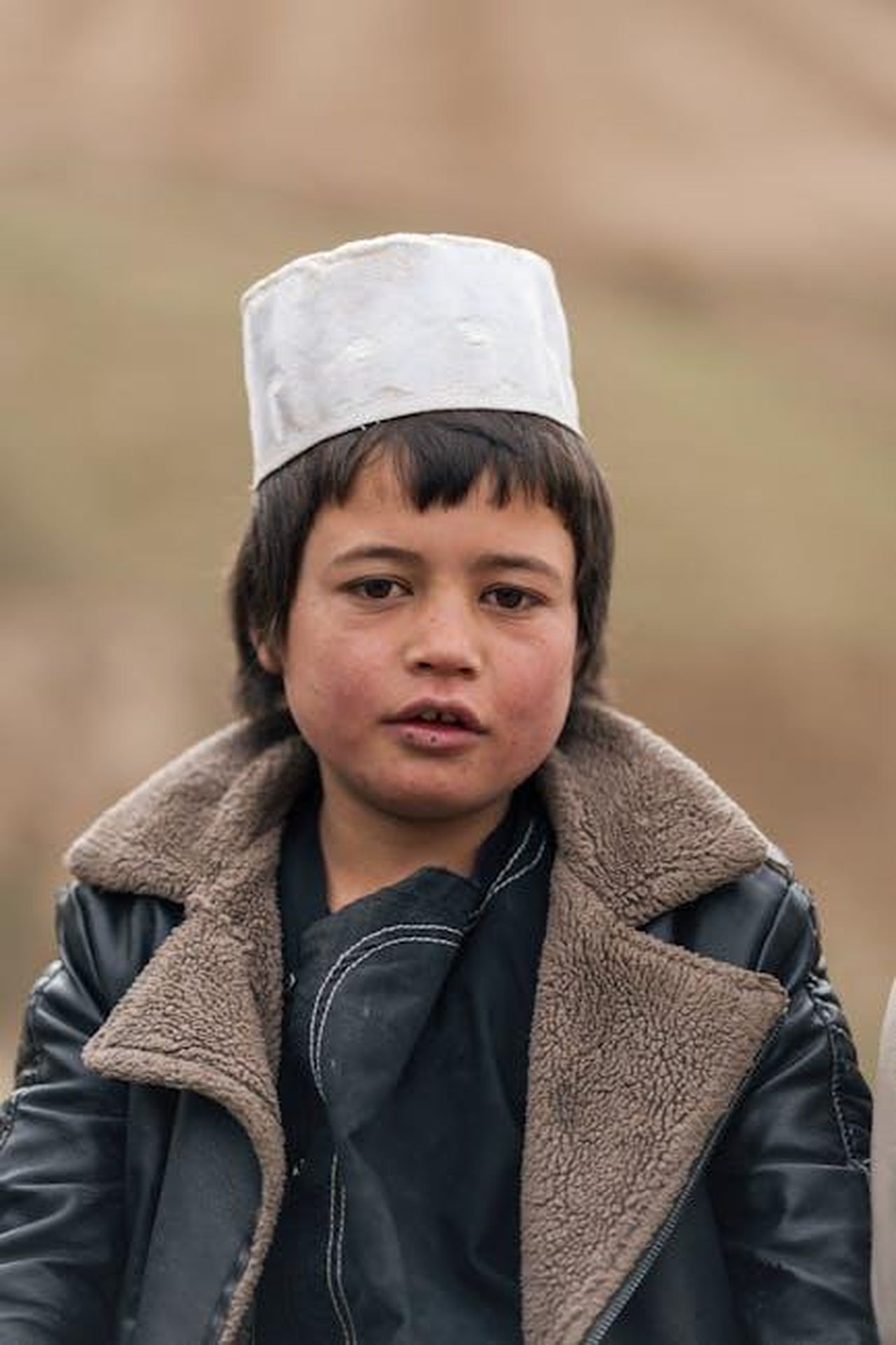 Potrebbe_essere_legato_a_un_documentario_Tmn6rX7D0M - Confidenze24 Source: Faruk Tokluoğlu - pexels - A young child wearing traditional Afghan attire, outdoors in Afghanistan.