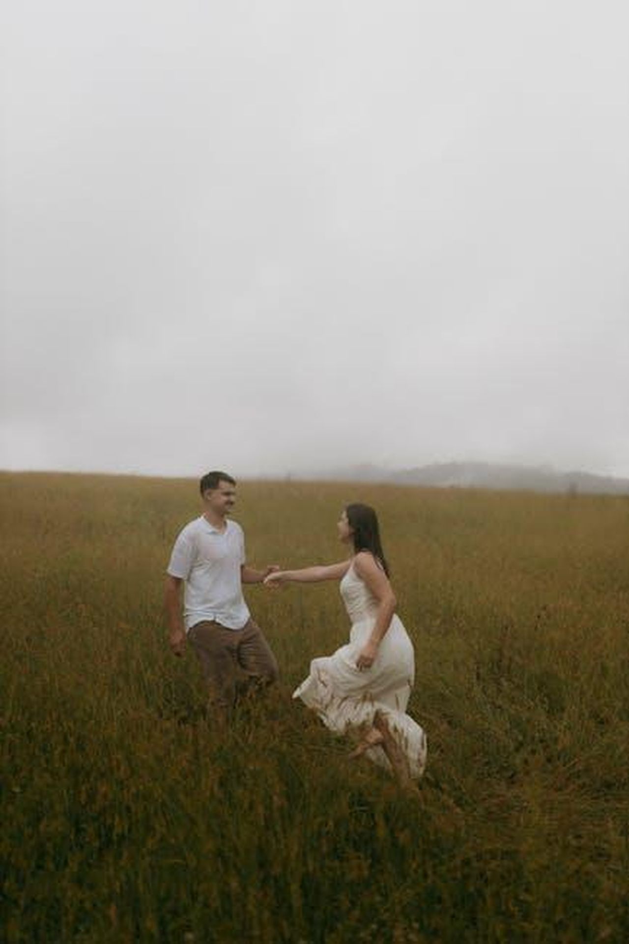 Potrebbe_fare_male_liPjh0UoLf - Confidenze24 Source: Alexander Mass - pexels - A couple enjoying a moment together in a misty open field, exuding romance and tranquility.