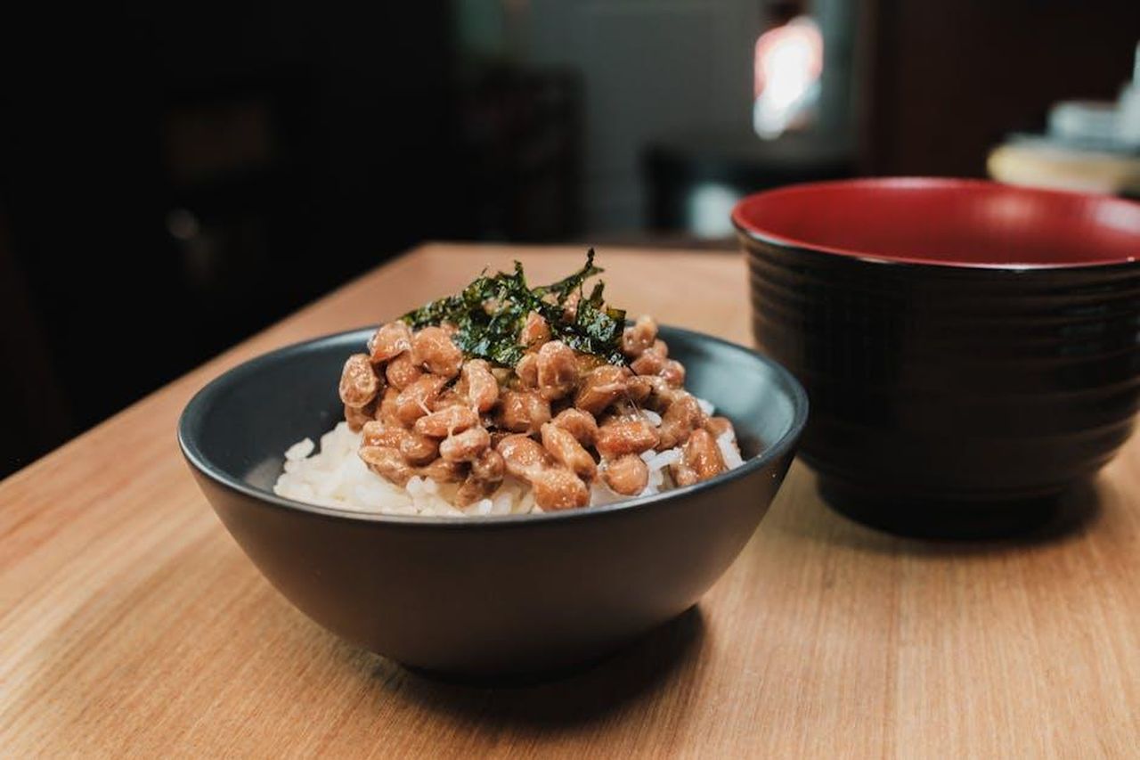 Premi_per_Miglior_Sceneggiatura_e_Regia_jh2jC04djG - Confidenze24 Source: Airam Dato-on - pexels - Close-up of a traditional Japanese breakfast bowl with natto and rice, capturing cultural essence.
