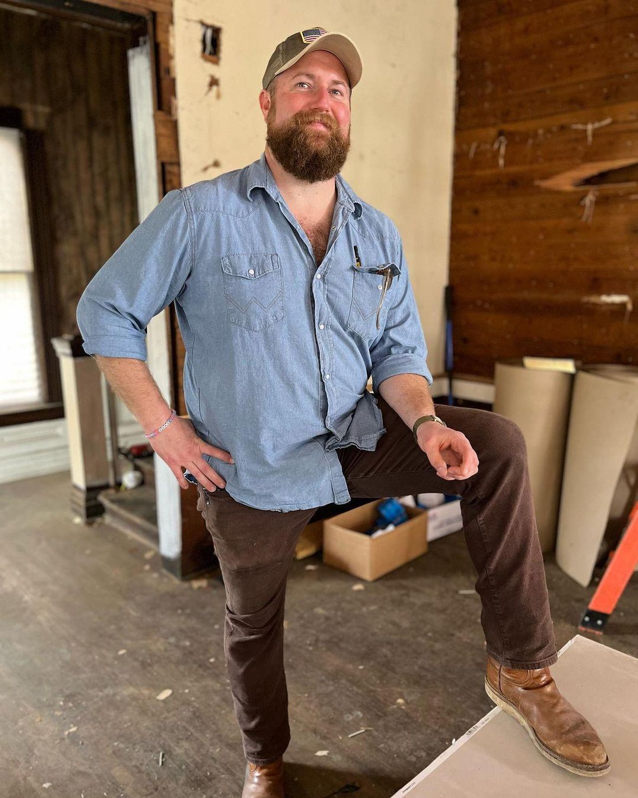Prendere_sul_serio_la_salute_e8YkMvrB9p - Confidenze24 Source: Courtesy of Erin Napier/Instagram - - Ben Napier indossa una camicia blu e pantaloni marroni