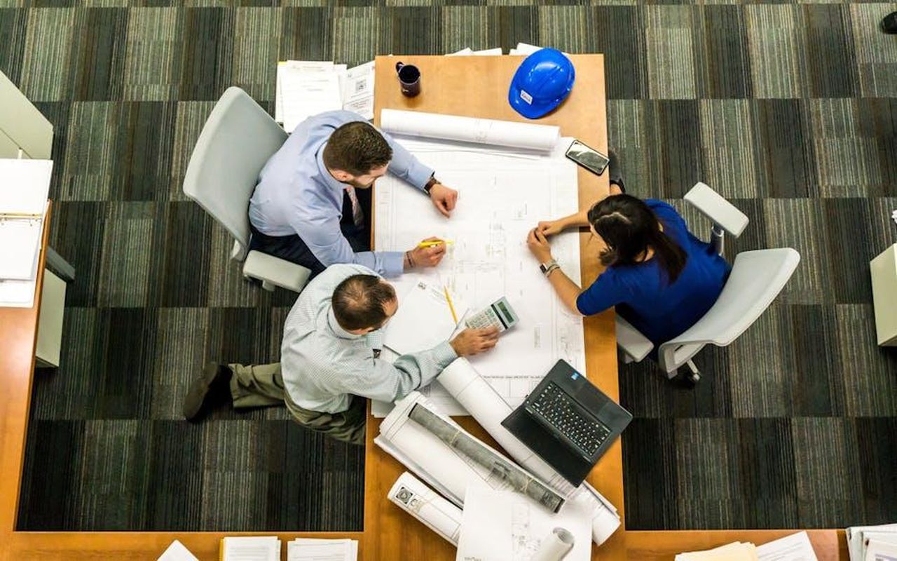 Preoccupazioni_sulla_gestione_delle_crisi_ZRnwXlq7uD - Confidenze24 Source: Pixabay - pexels - Top view of a team working on construction plans in an office setting.