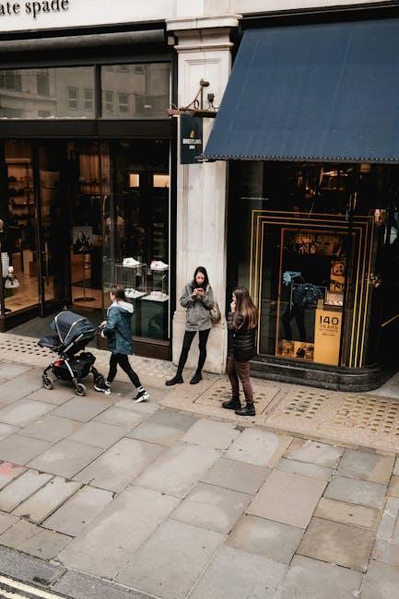 Prepararsi_per_le_vacanze_conversazioni_aperte_con_i_giovani_bQjg5PVkmx - Confidenze24 Source: Airam Dato-on - pexels - Casual scene of pedestrians walking past upscale shops in an urban setting.