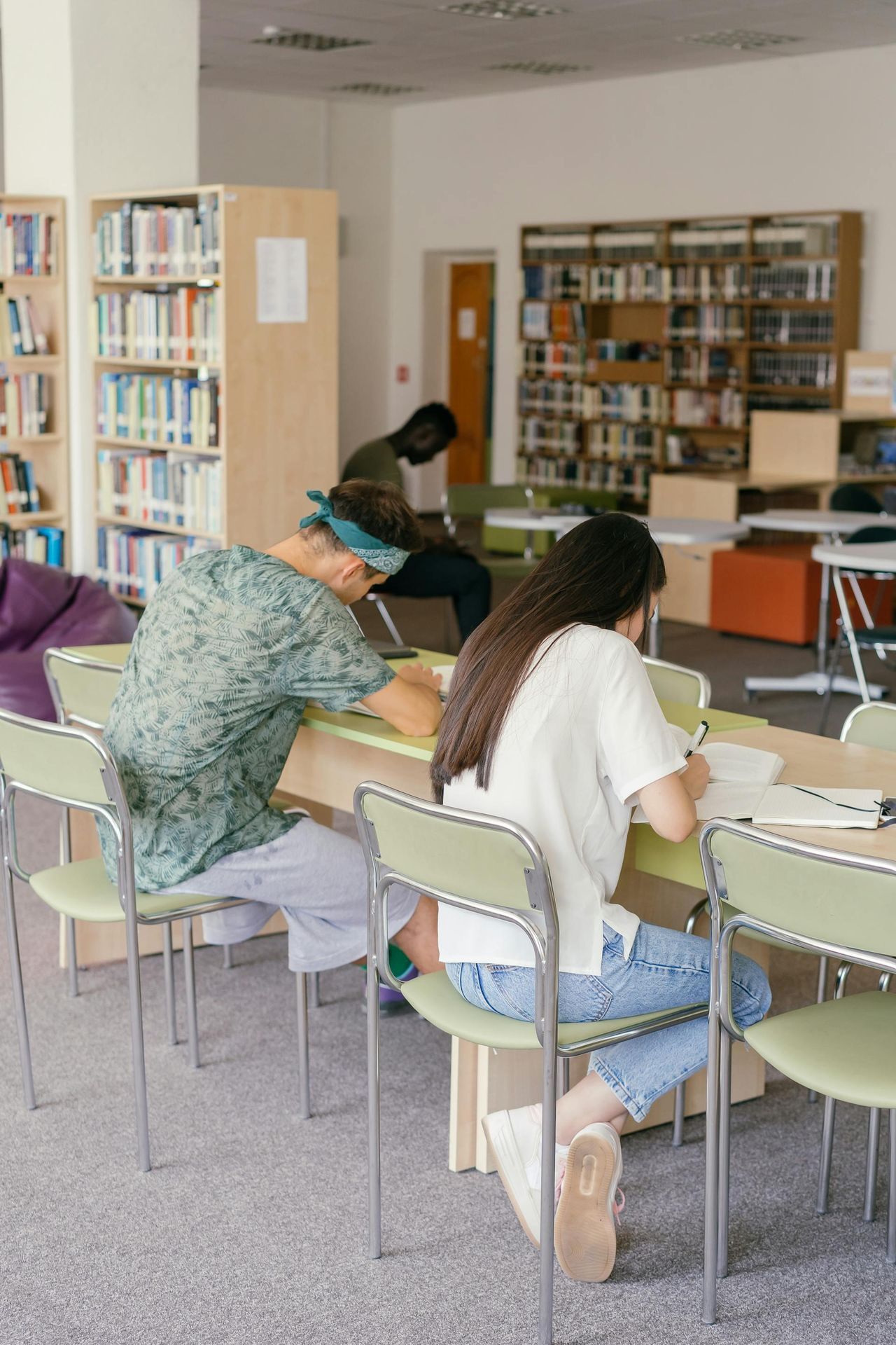 Pressioni_scolastiche_e_differenze_di_genere_BdNUW1rvuQ - Confidenze24 Source: Mikhail Nilov - Pexels - Adolescenti che studiano